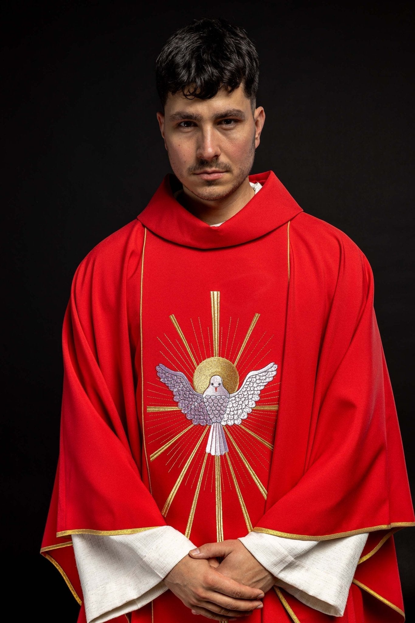 Casulla roja con bordado Espíritu Santo