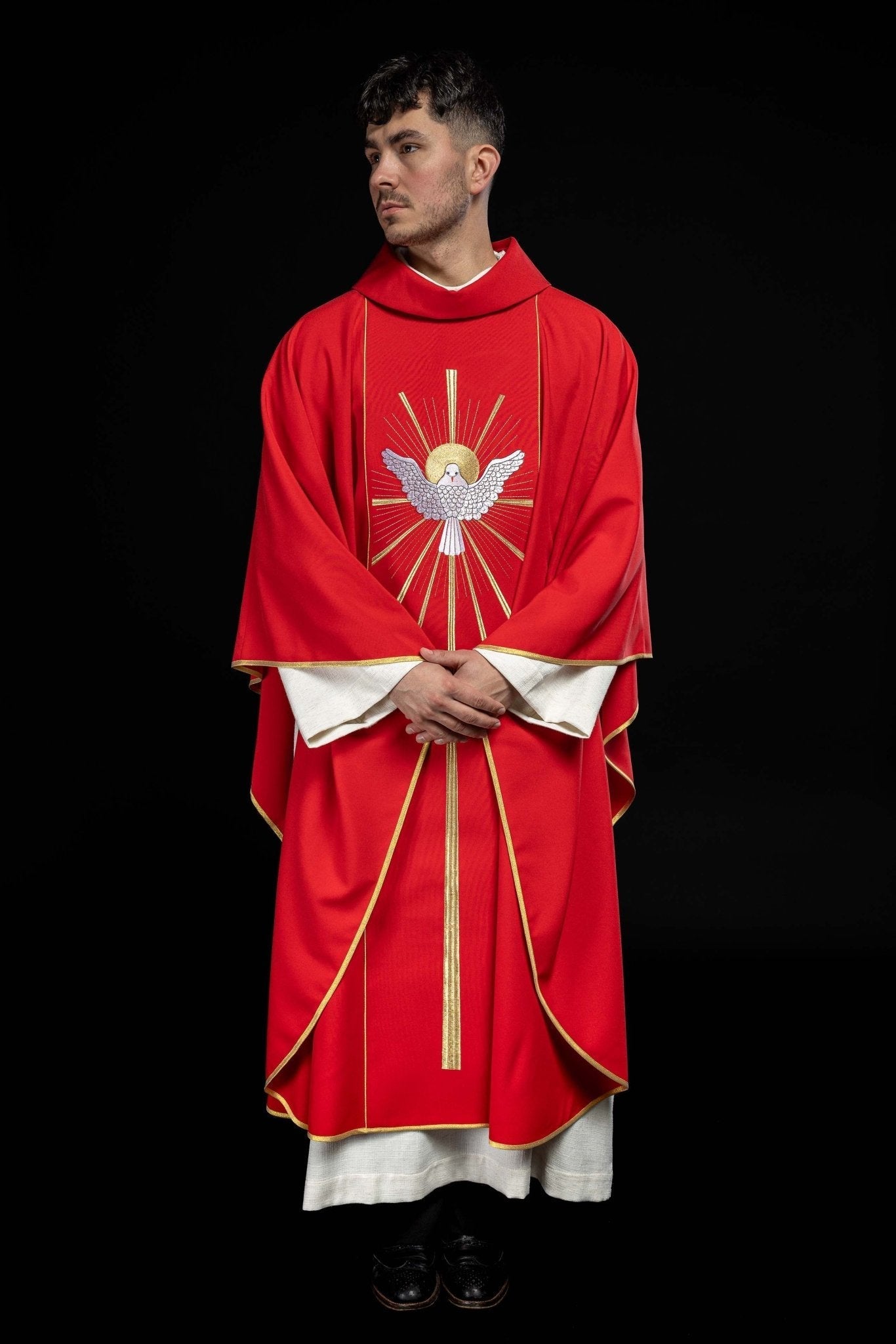 Casulla roja con bordado Espíritu Santo