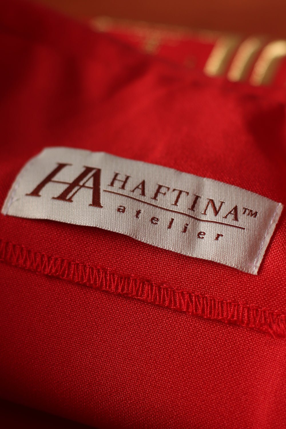 Casulla roja con bordado IHS