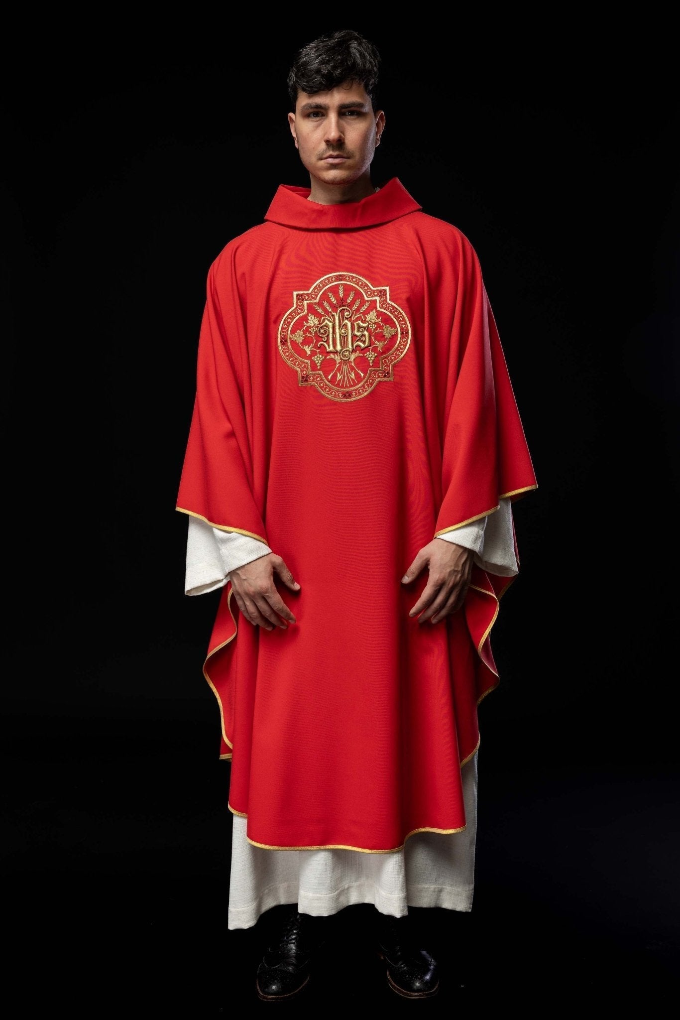 Casulla roja con bordados IHS y PAX