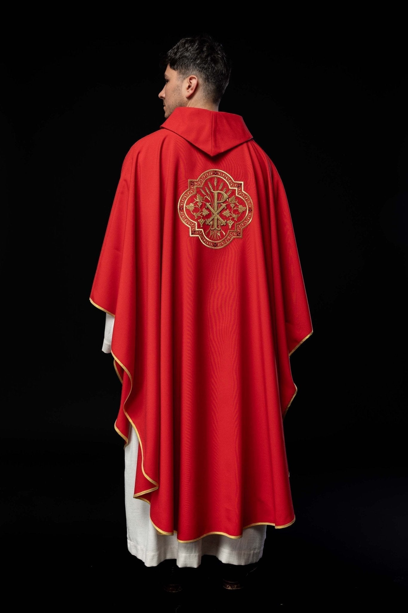 Casulla roja con bordados IHS y PAX