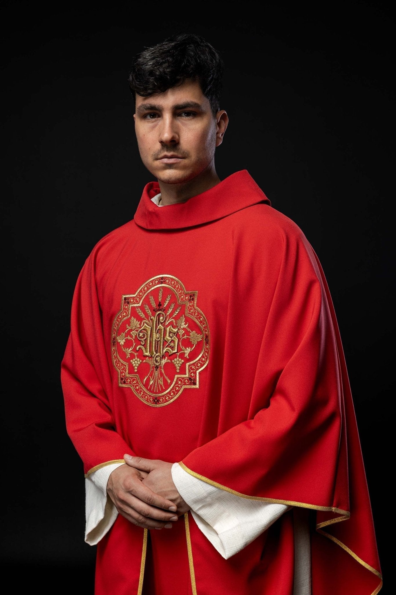 Casulla roja con bordados IHS y PAX
