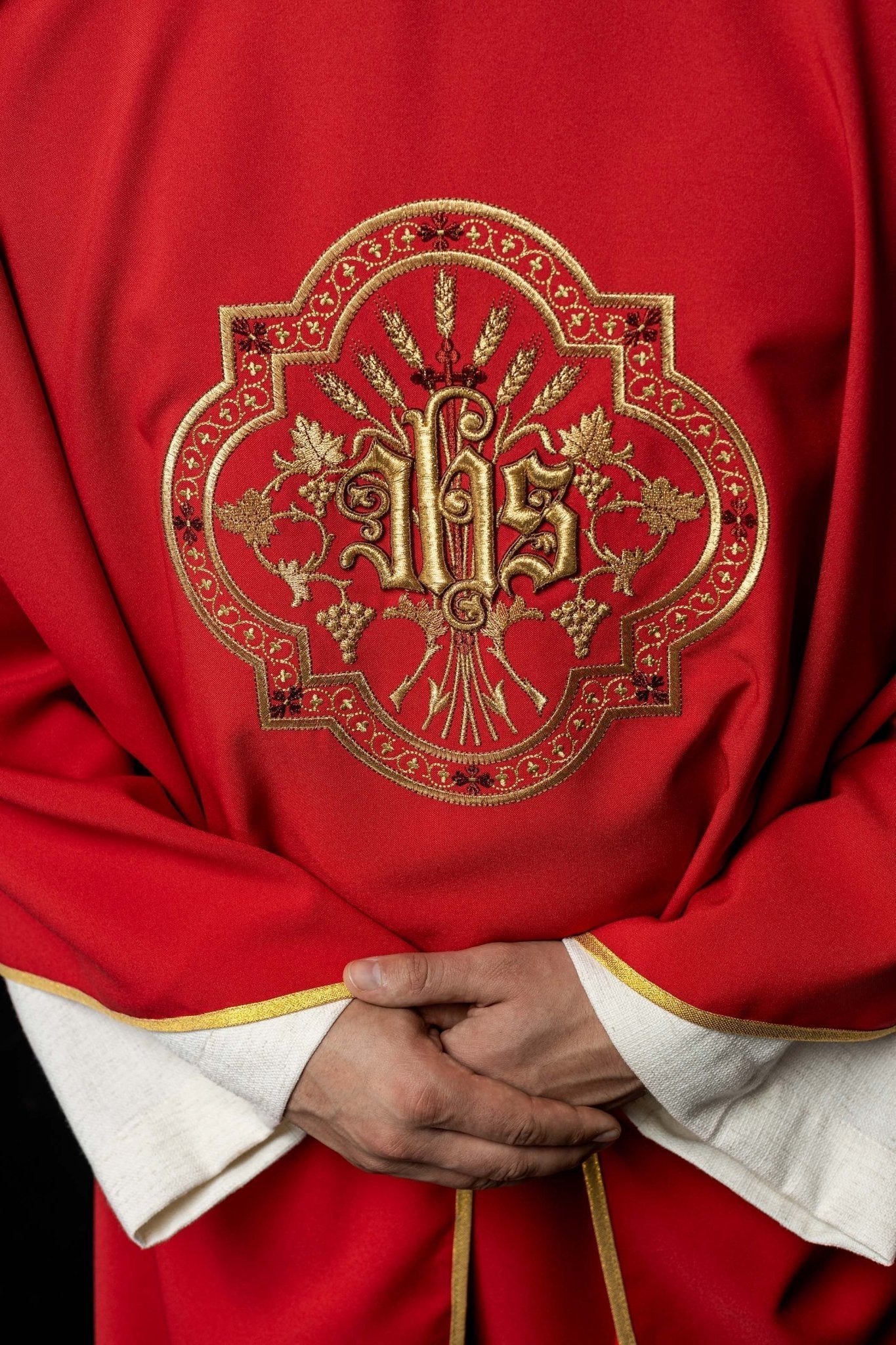 Casulla roja con bordados IHS y PAX