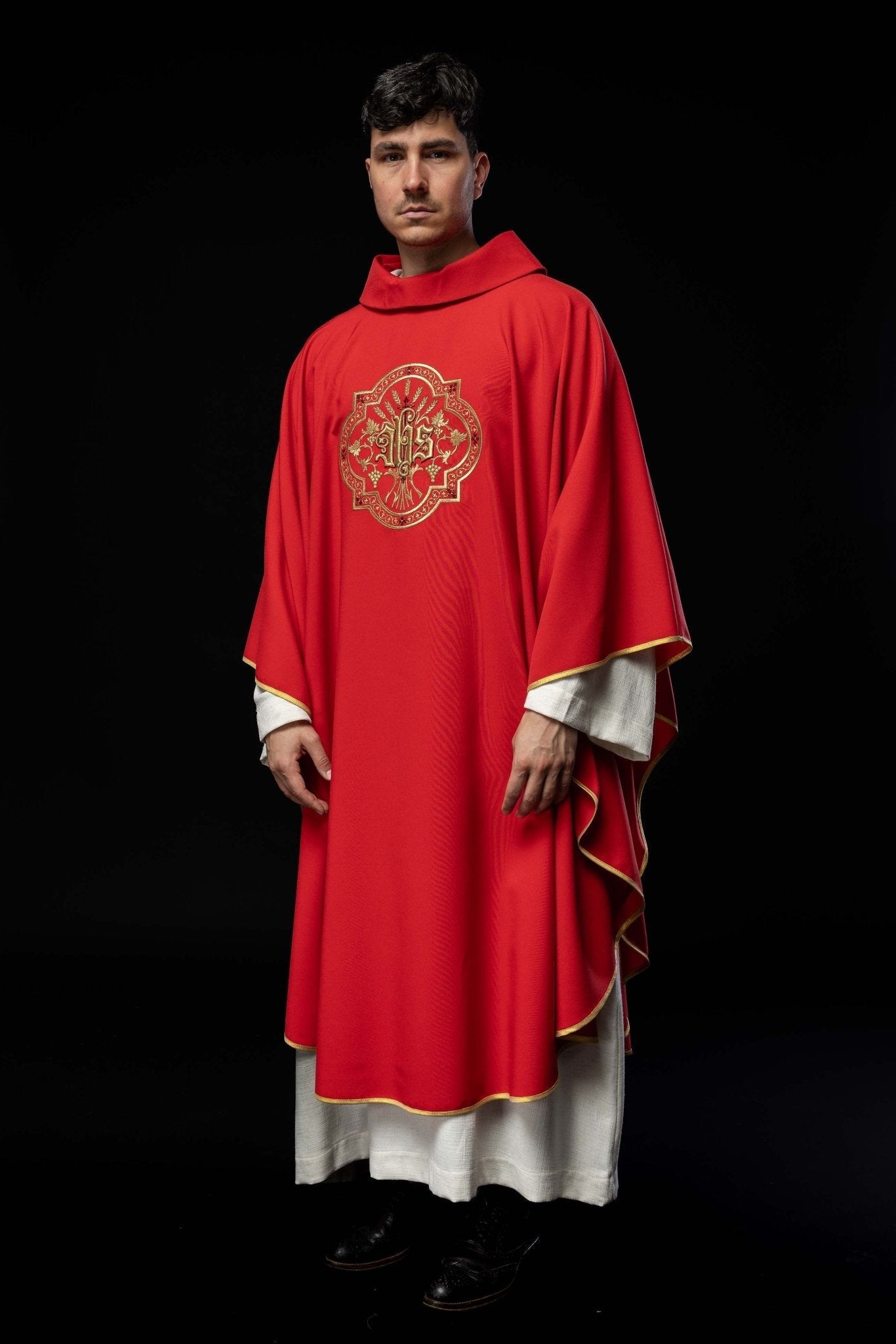 Casulla roja con bordados IHS y PAX