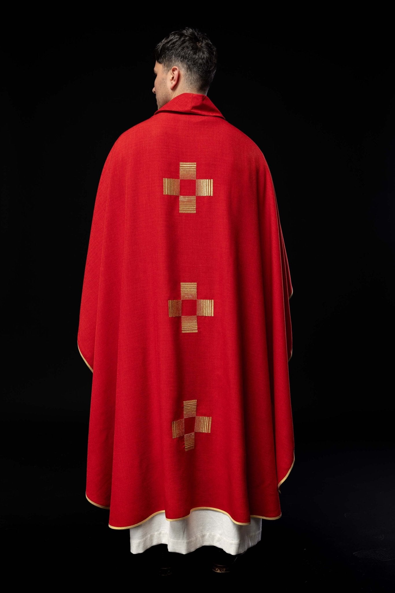 Casulla roja con Cruces bordadas