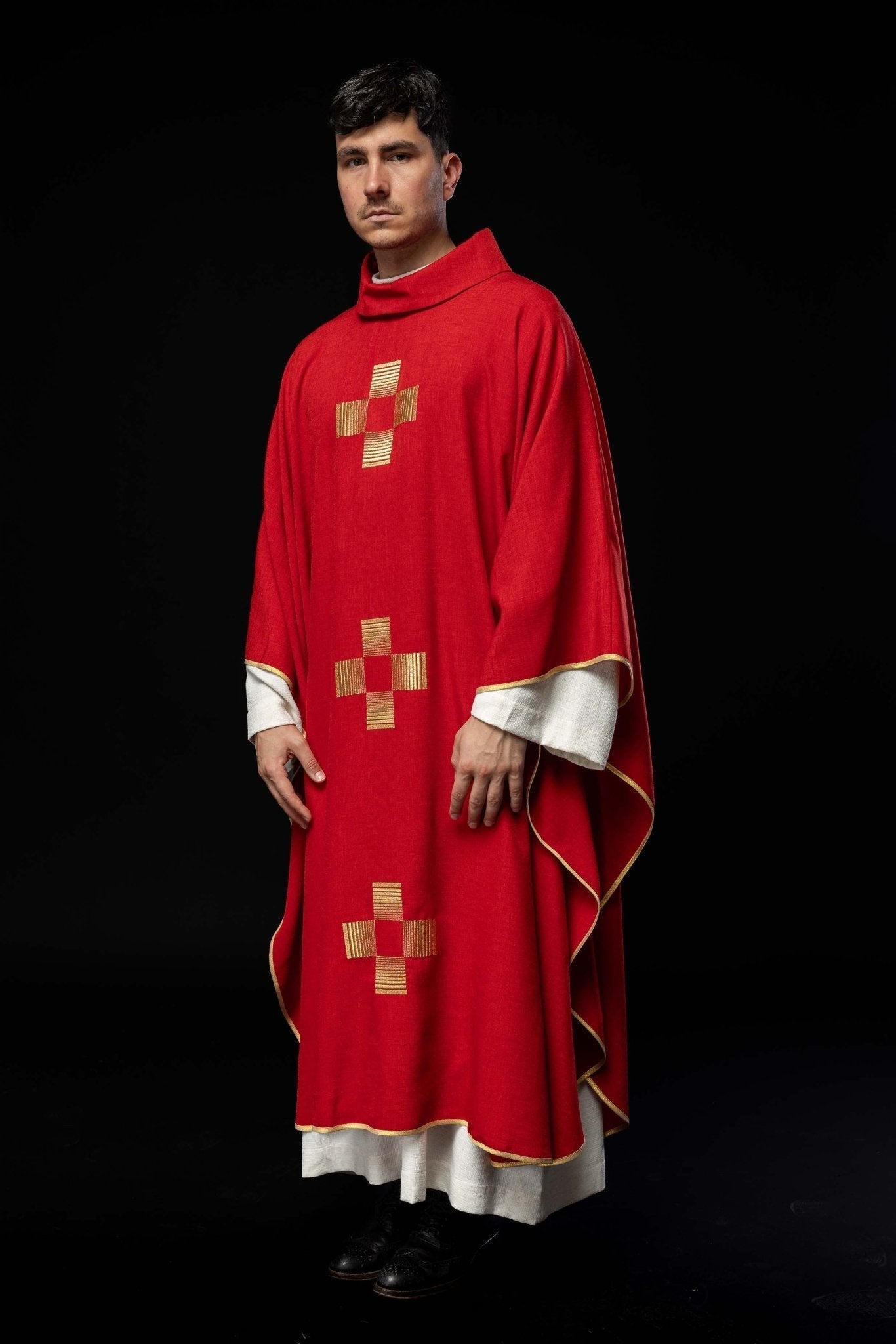 Casulla roja con Cruces bordadas