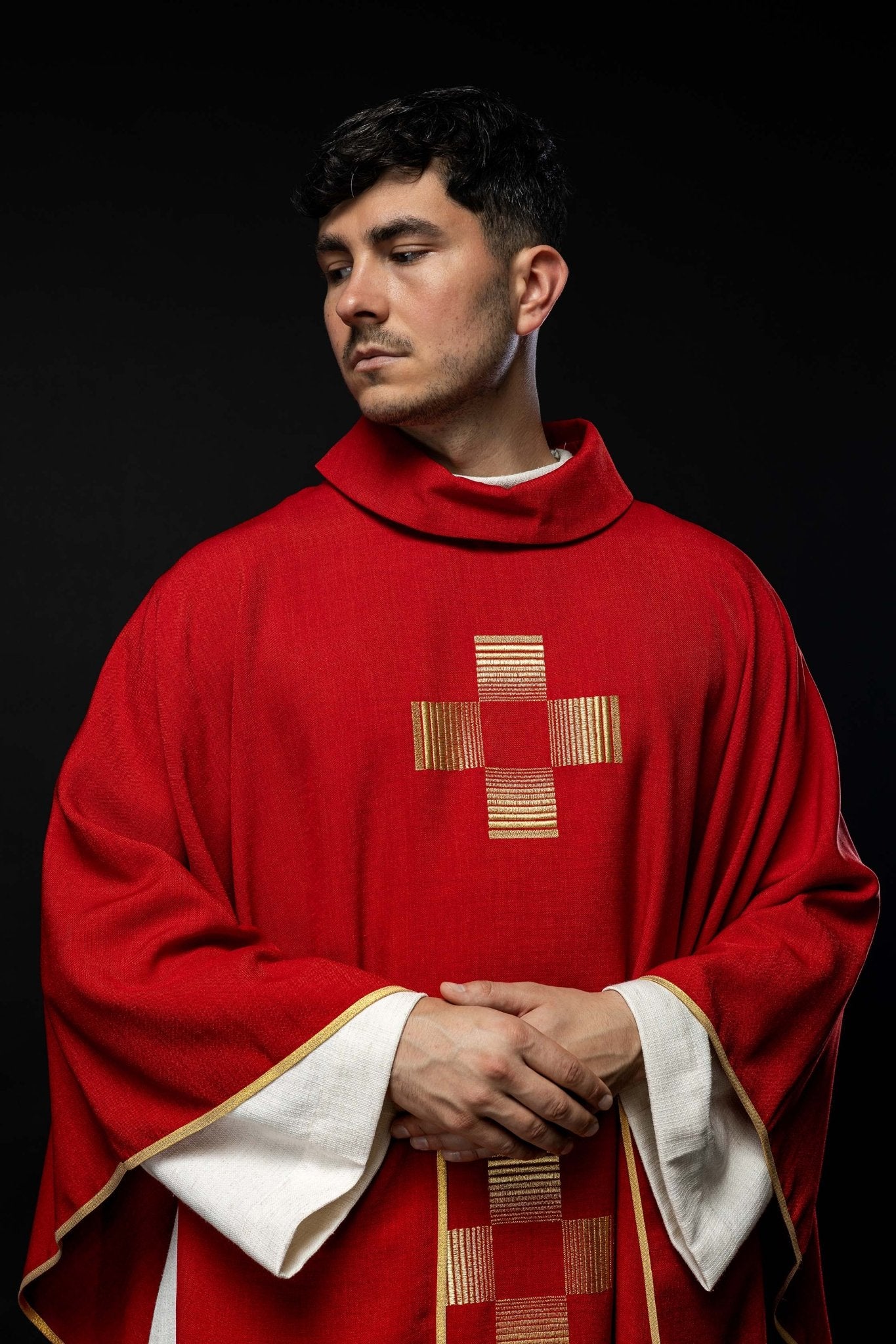 Casulla roja con Cruces bordadas