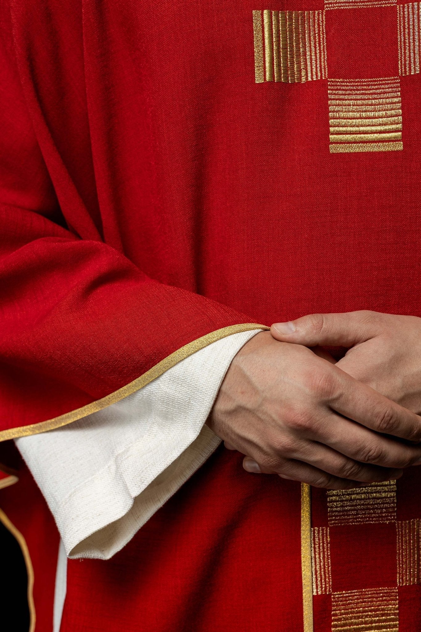 Casulla roja con Cruces bordadas