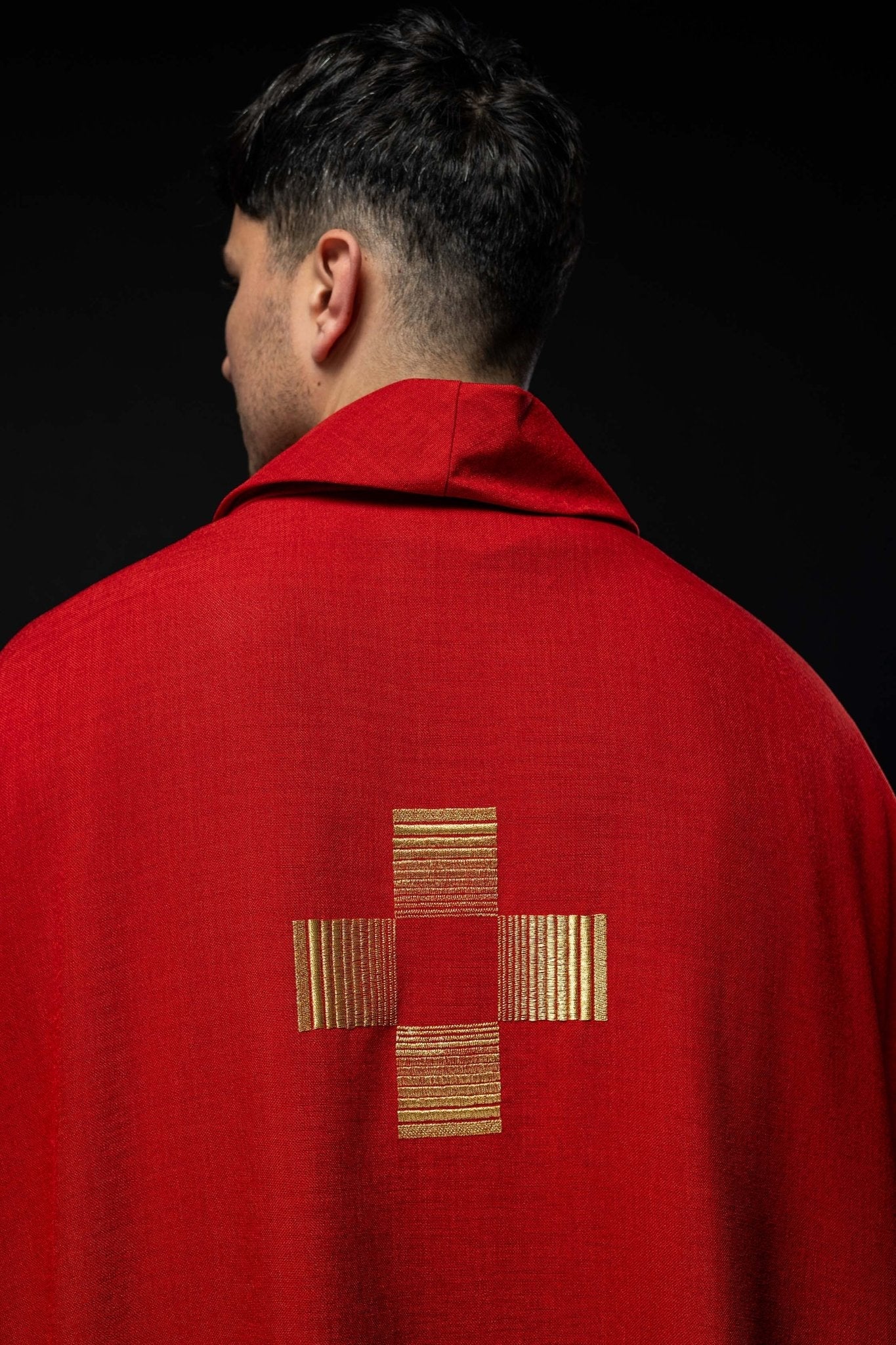 Casulla roja con Cruces bordadas