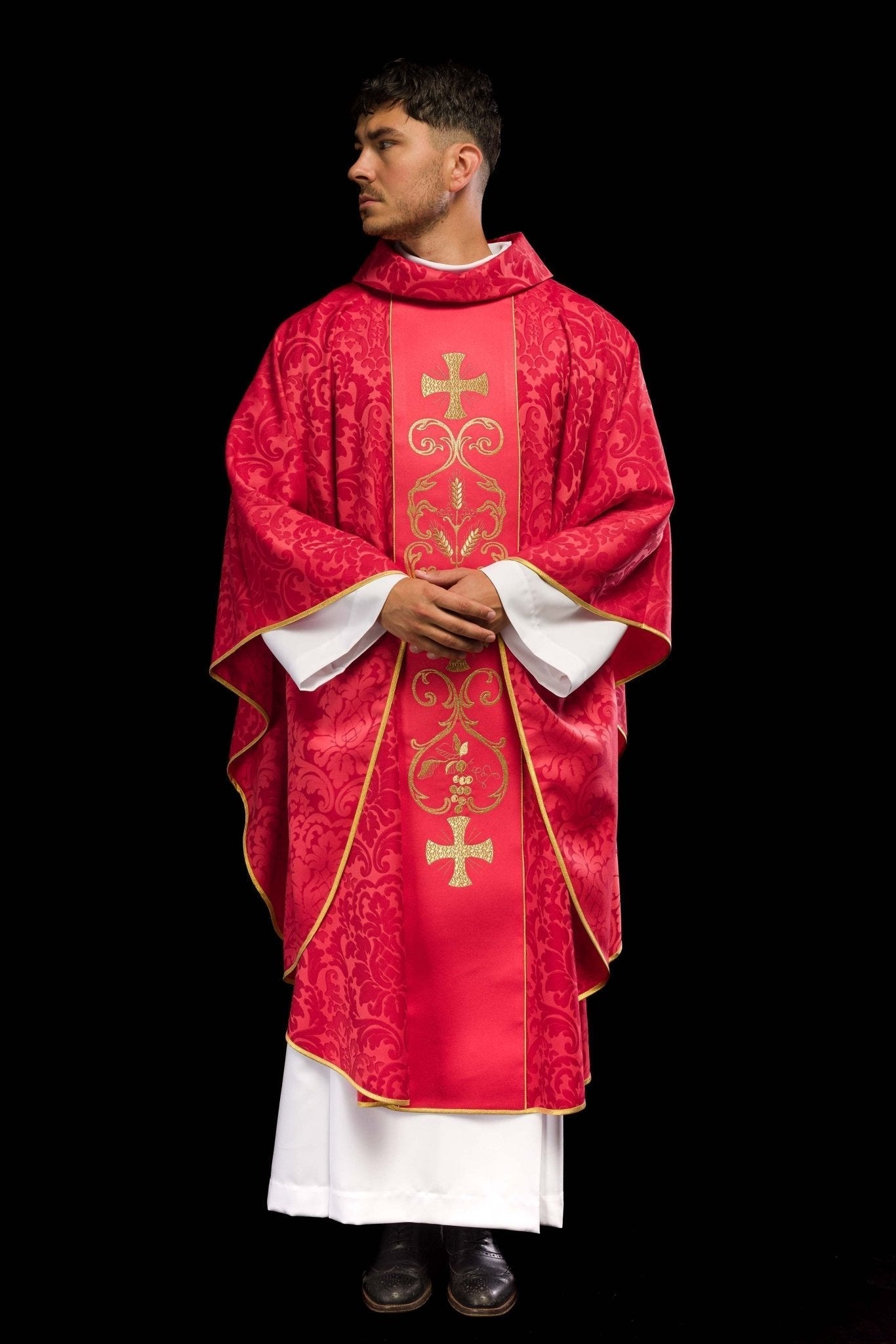 Casulla roja con galón ricamente bordado