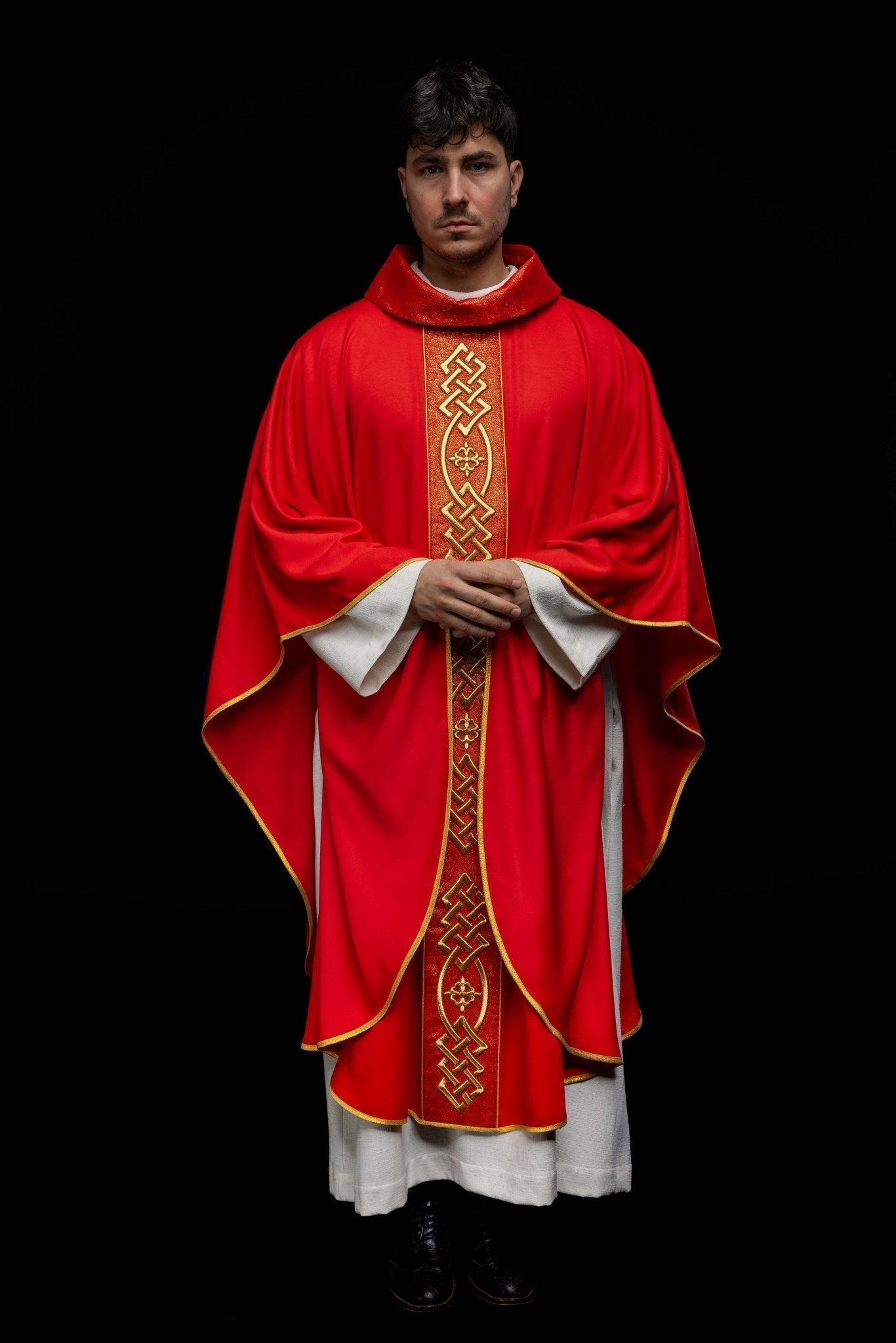 Casulla roja con galón ricamente bordado