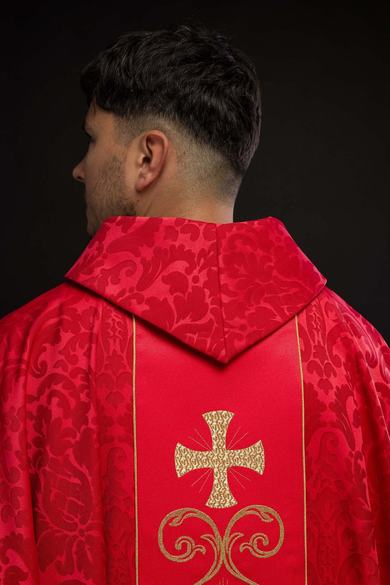 Casulla roja con galón ricamente bordado