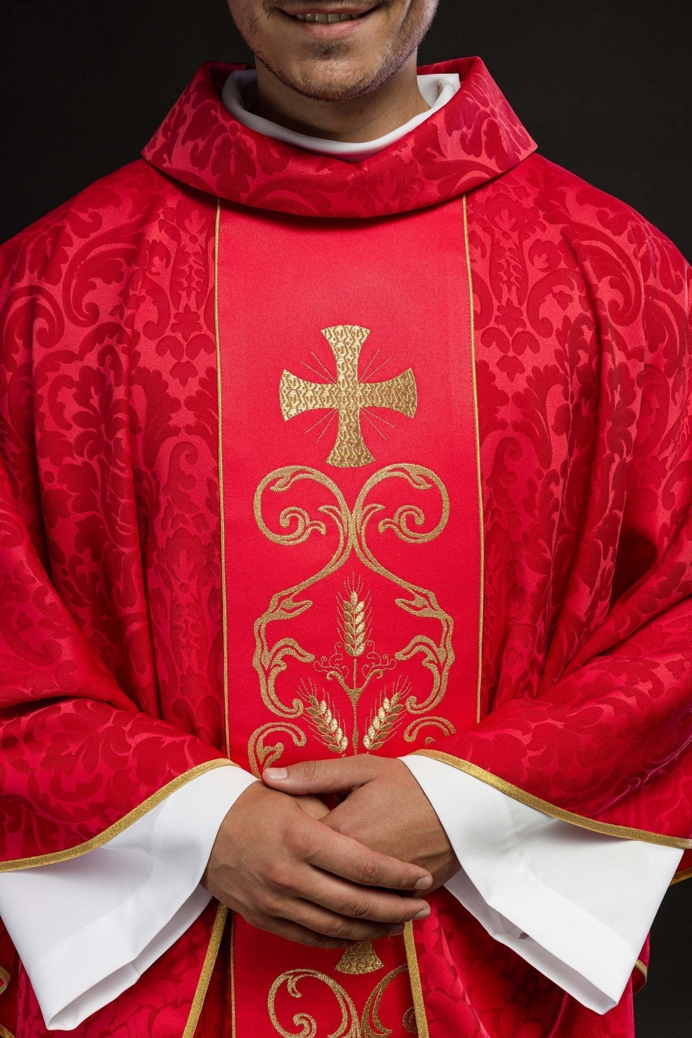 Casulla roja con galón ricamente bordado