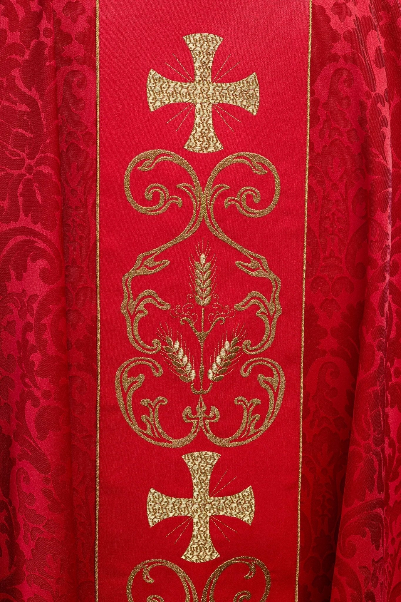 Casulla roja con galón ricamente bordado
