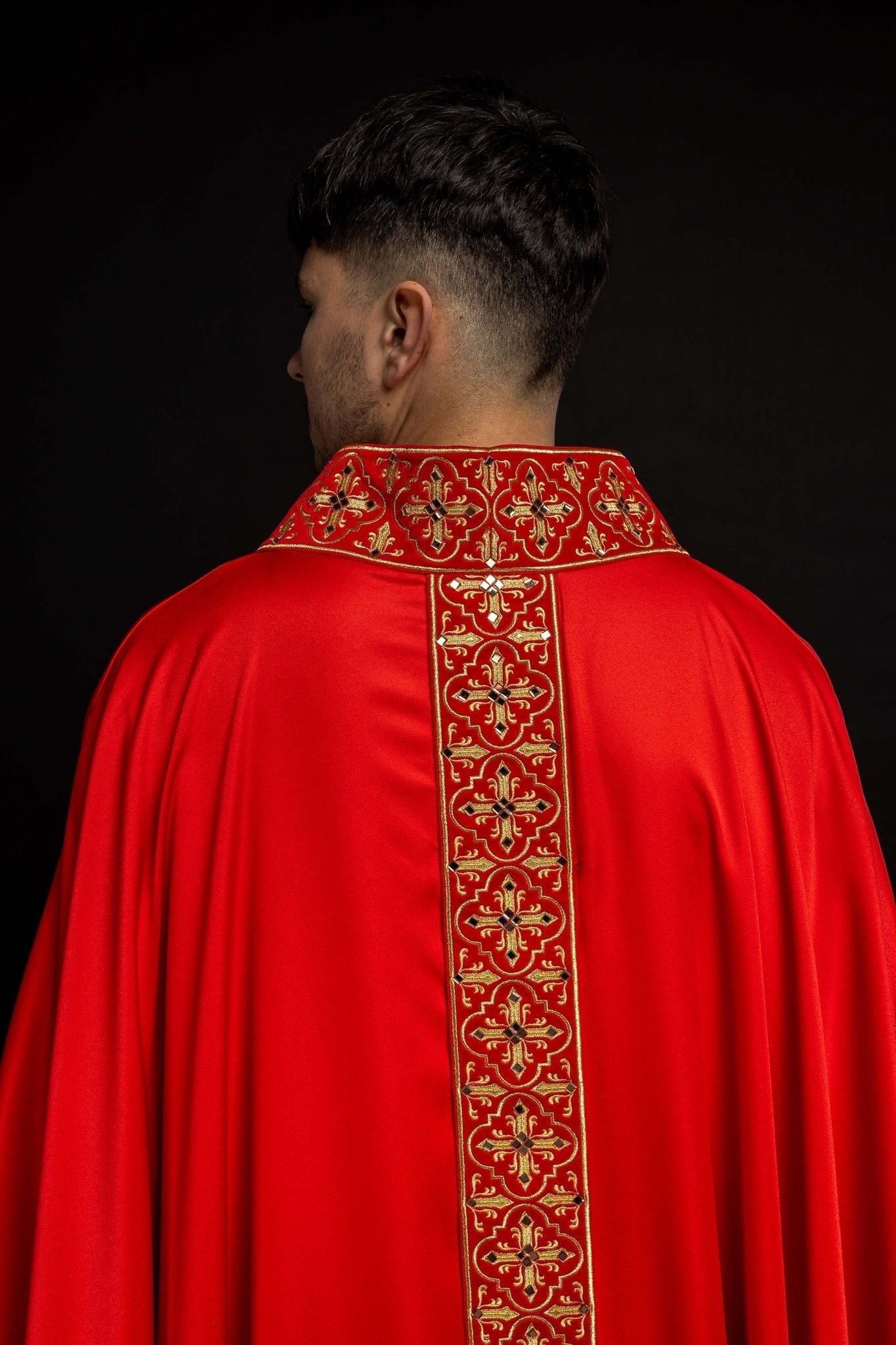 Casulla roja con galón ricamente bordado y decorado con 500 piedras