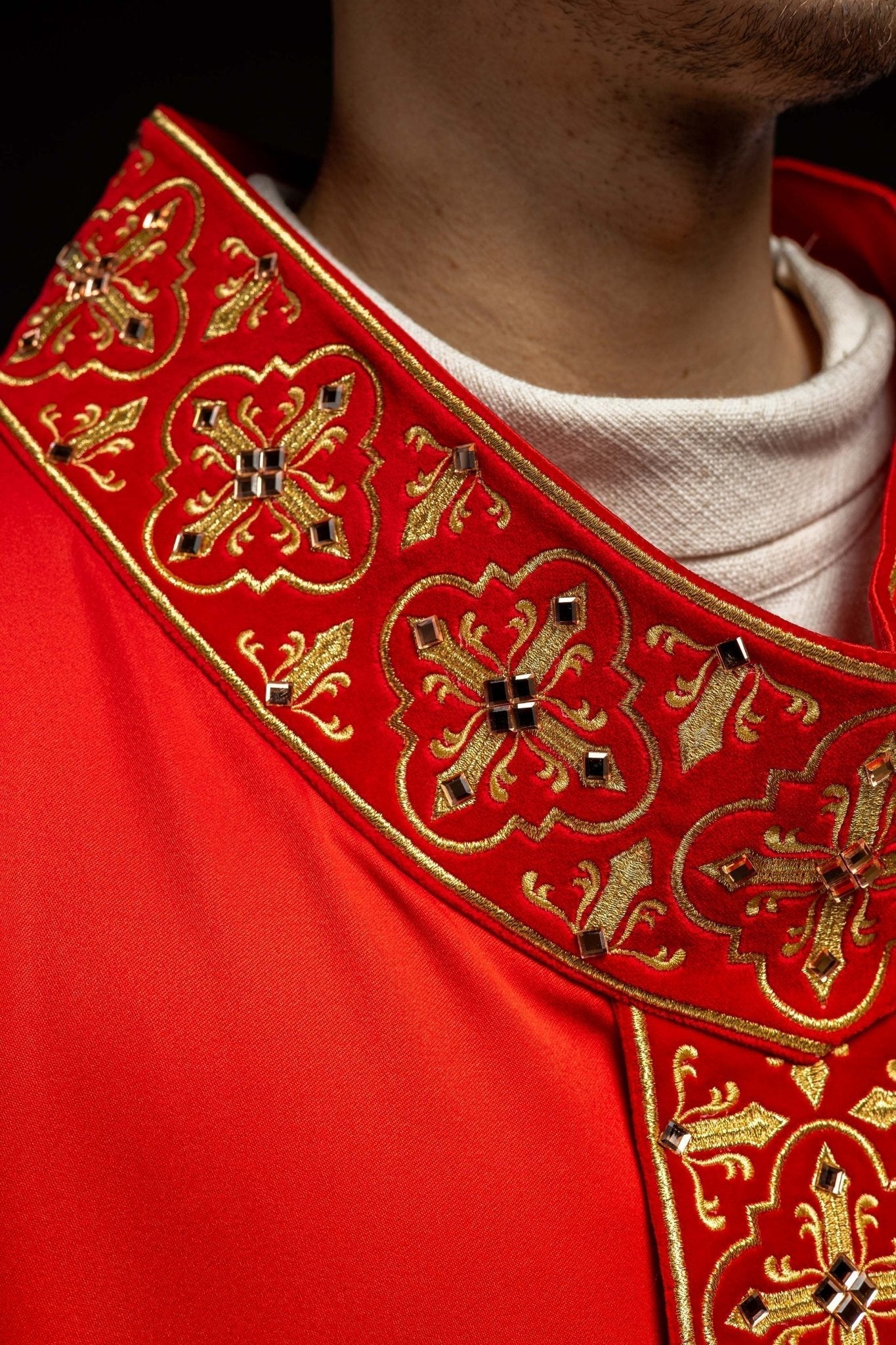 Casulla roja con galón ricamente bordado y decorado con 500 piedras