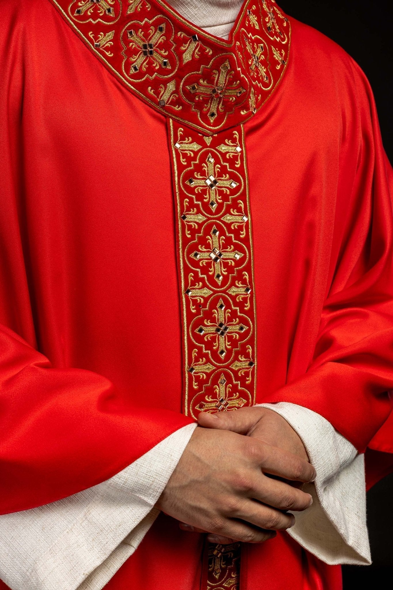 Casulla roja con galón ricamente bordado y decorado con 500 piedras