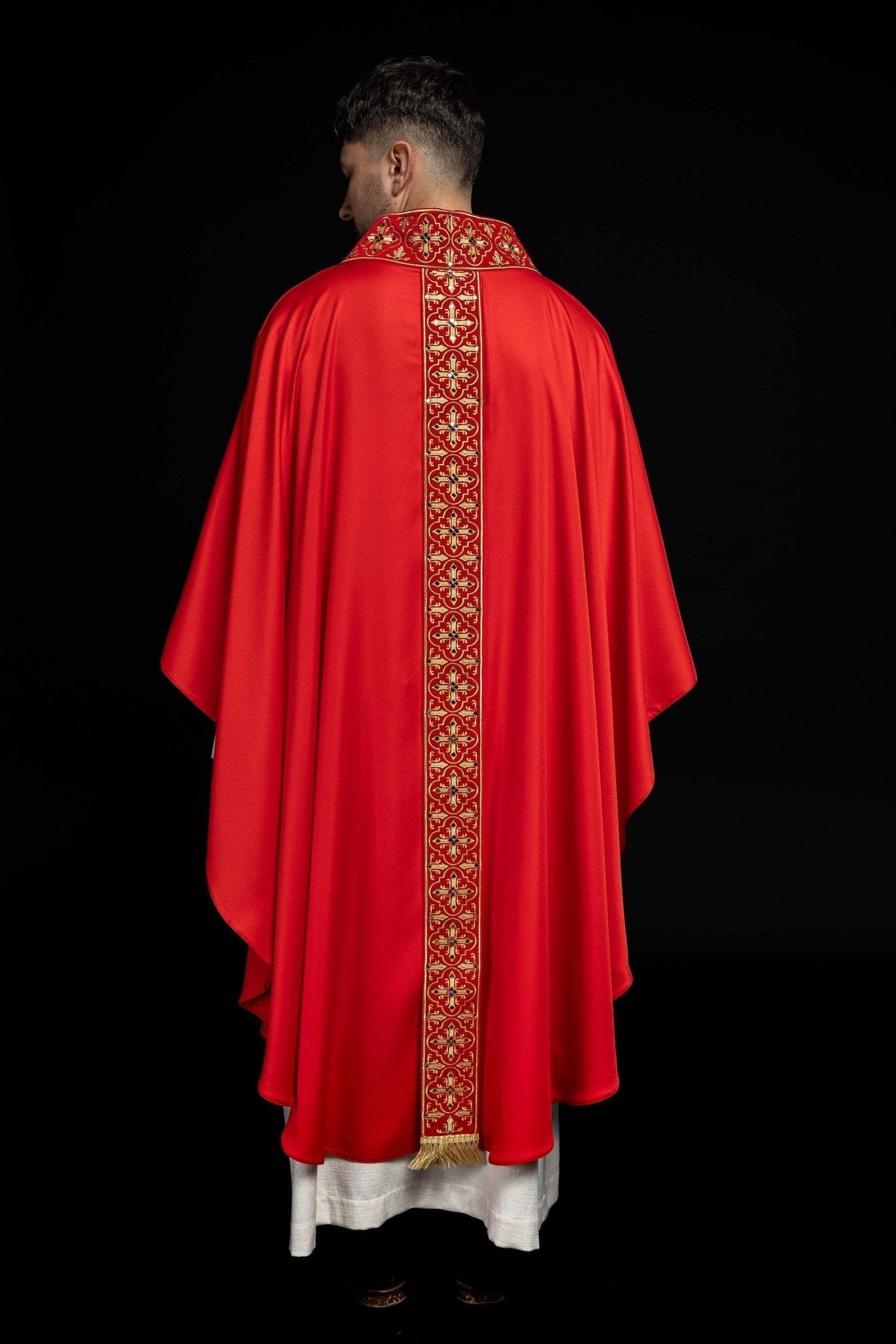 Casulla roja con galón ricamente bordado y decorado con 500 piedras