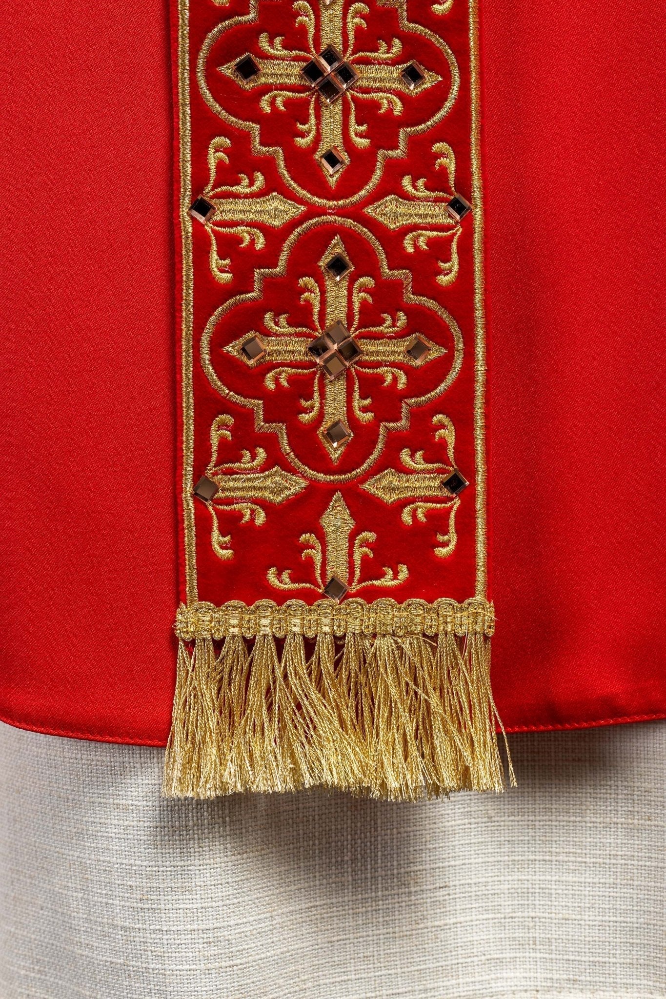 Casulla roja con galón ricamente bordado y decorado con 500 piedras