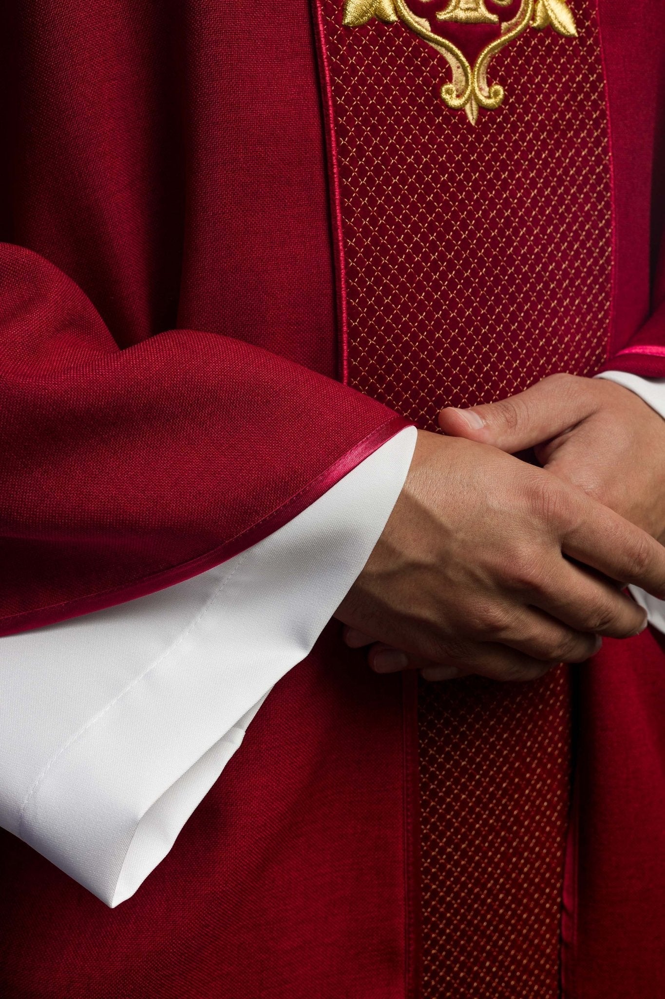Casulla roja con galón terciopelo ricamente bordado Cruz