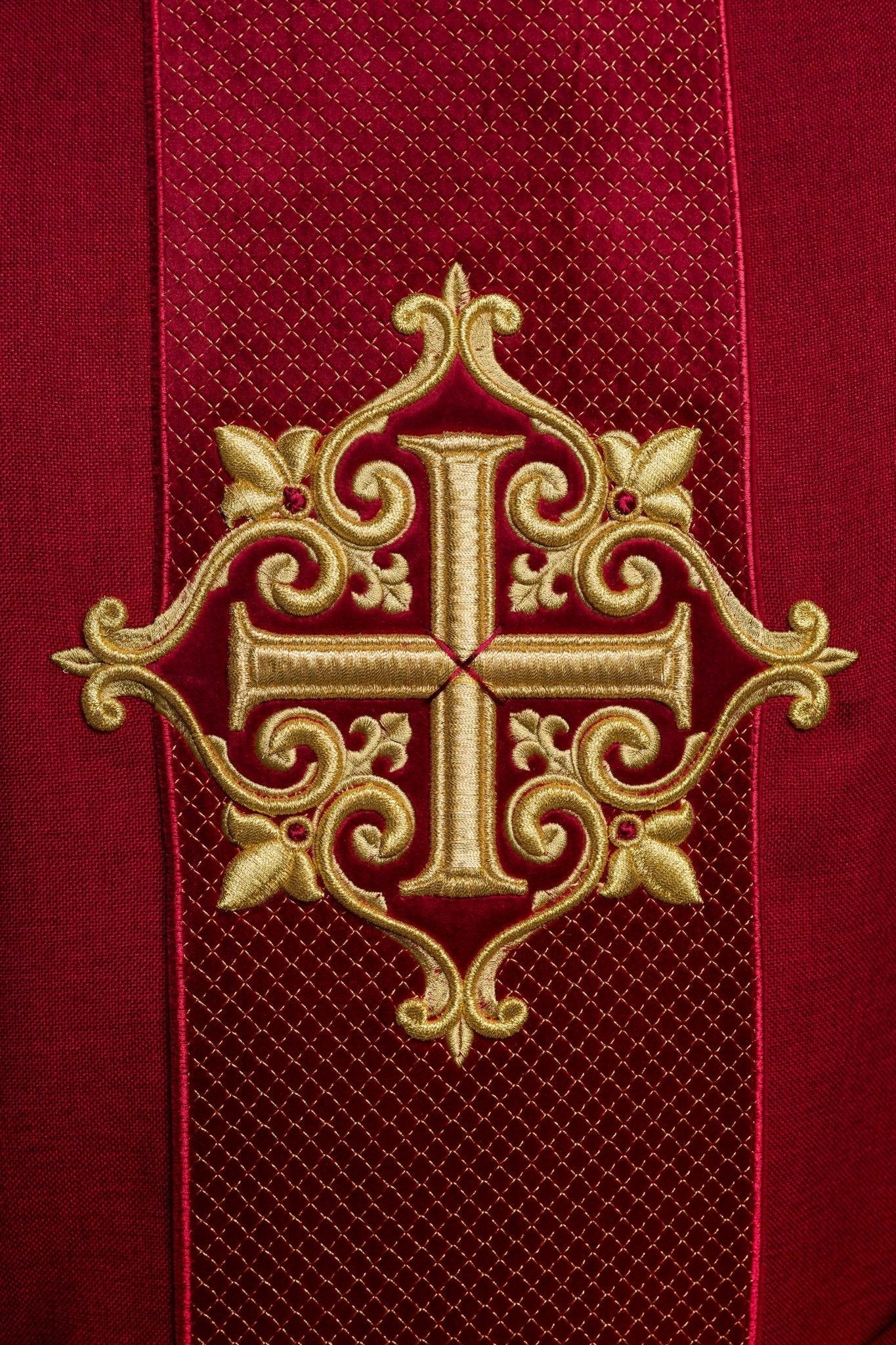 Casulla roja con galón terciopelo ricamente bordado Cruz