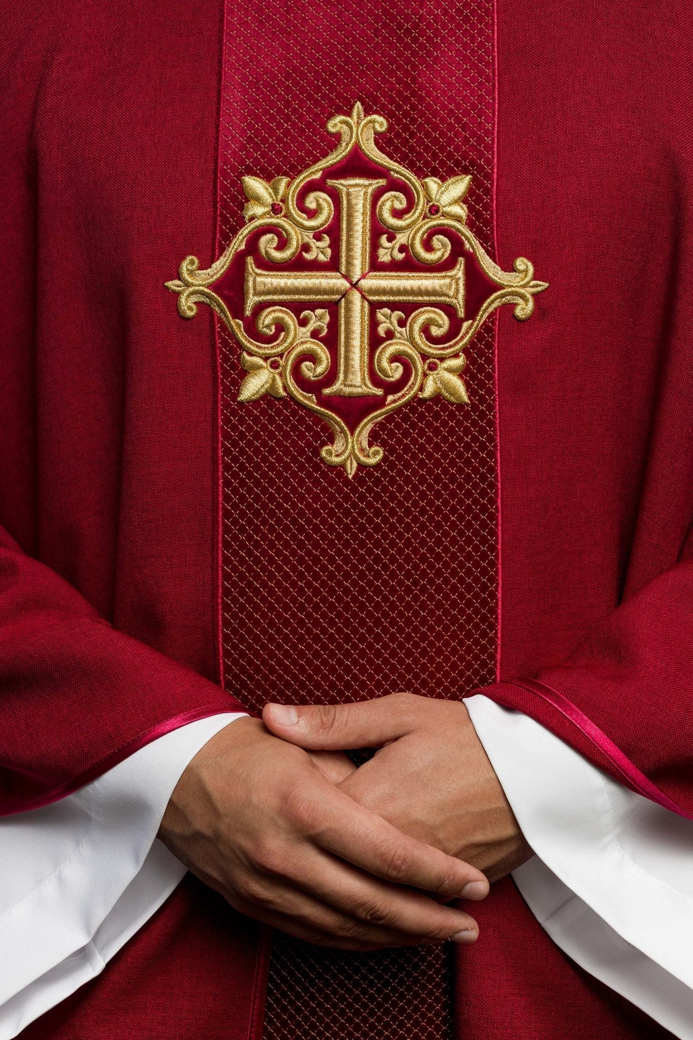 Casulla roja con galón terciopelo ricamente bordado Cruz