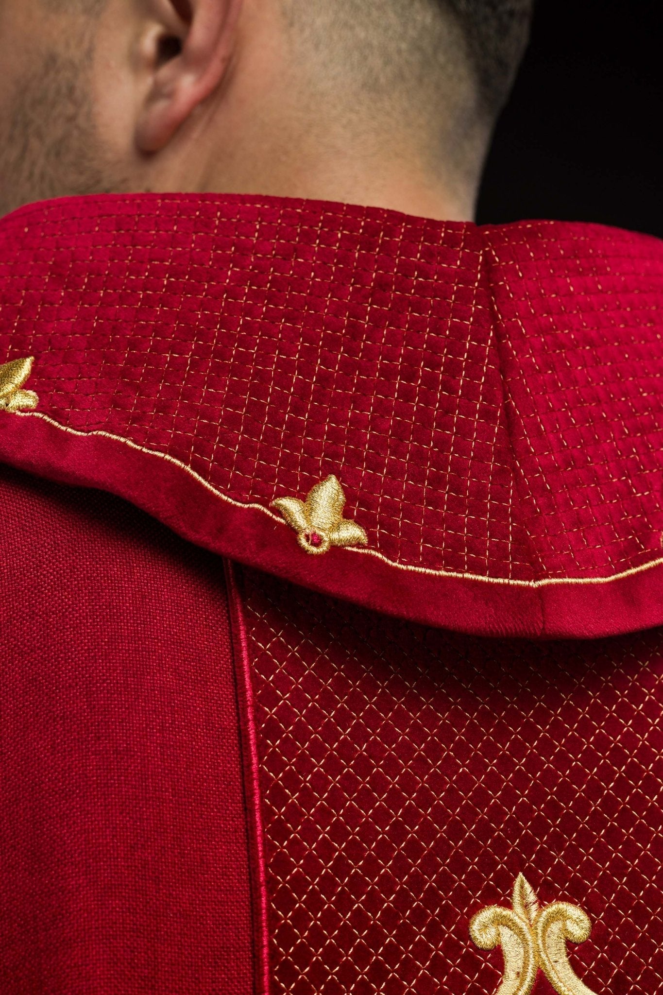 Casulla roja con galón terciopelo ricamente bordado Cruz