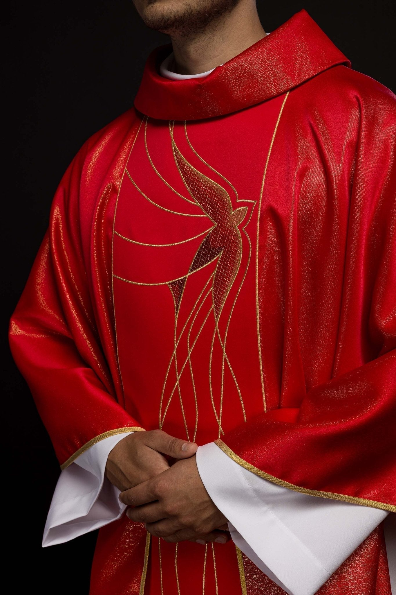 Casulla roja ricamente bordada