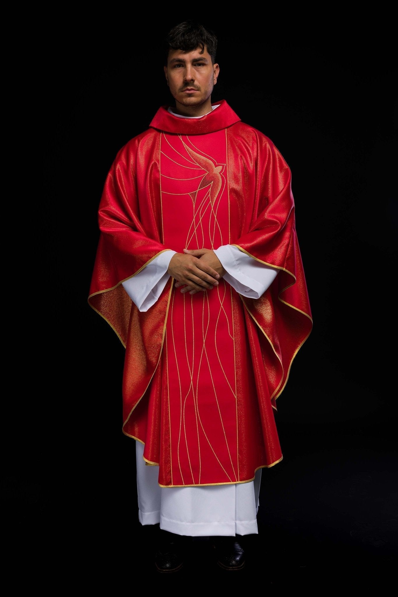 Casulla roja ricamente bordada