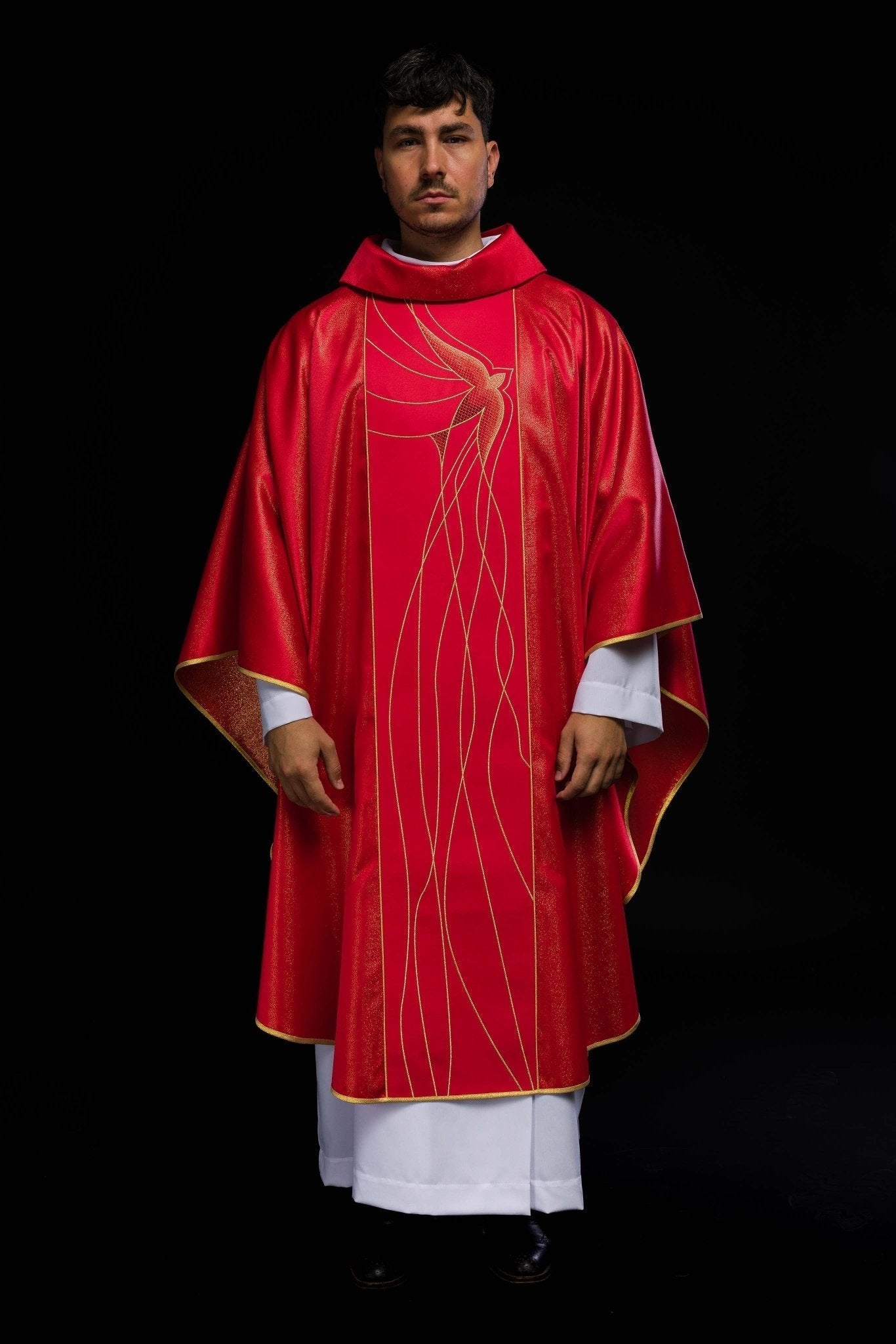 Casulla roja ricamente bordada