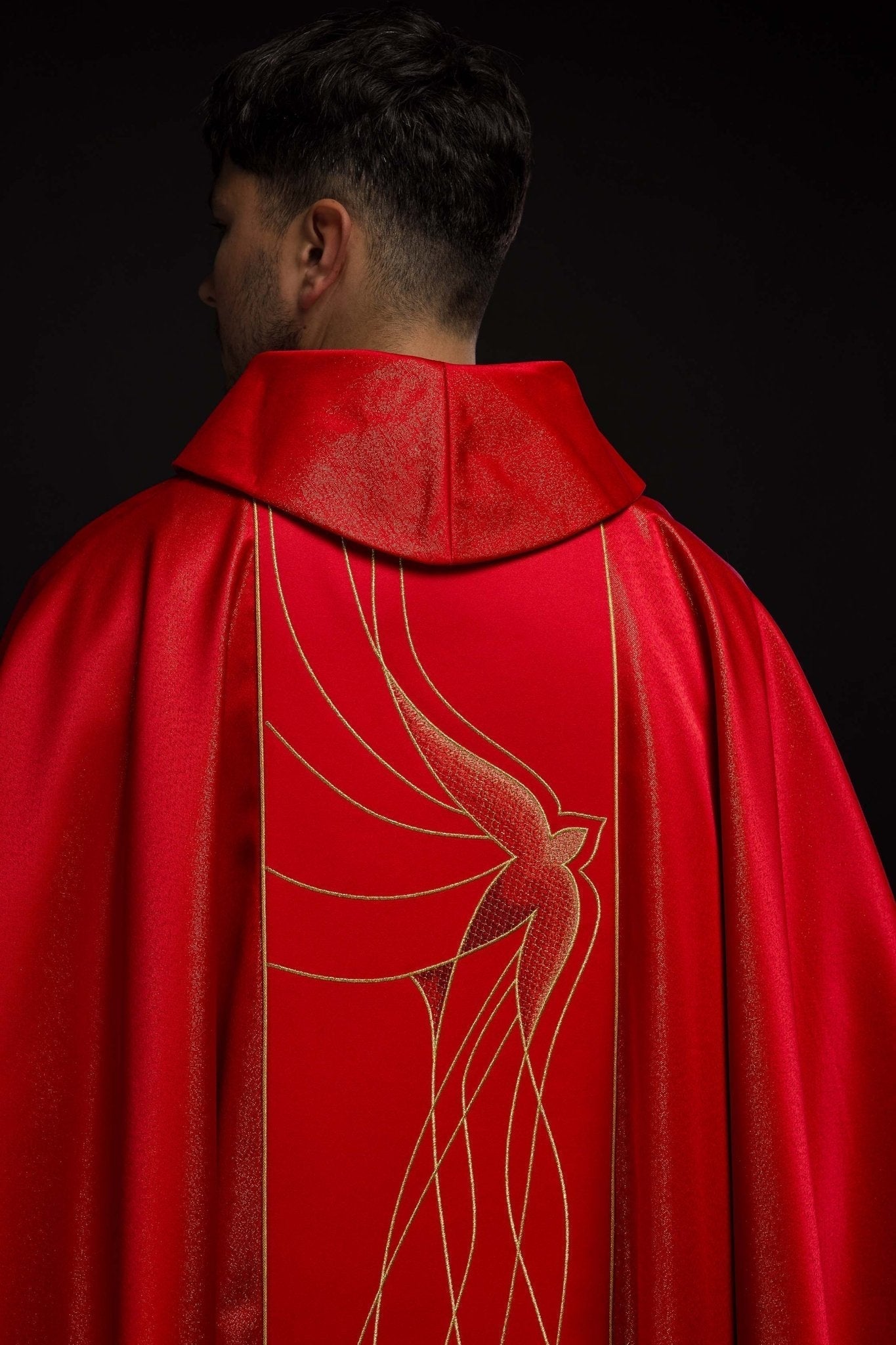 Casulla roja ricamente bordada