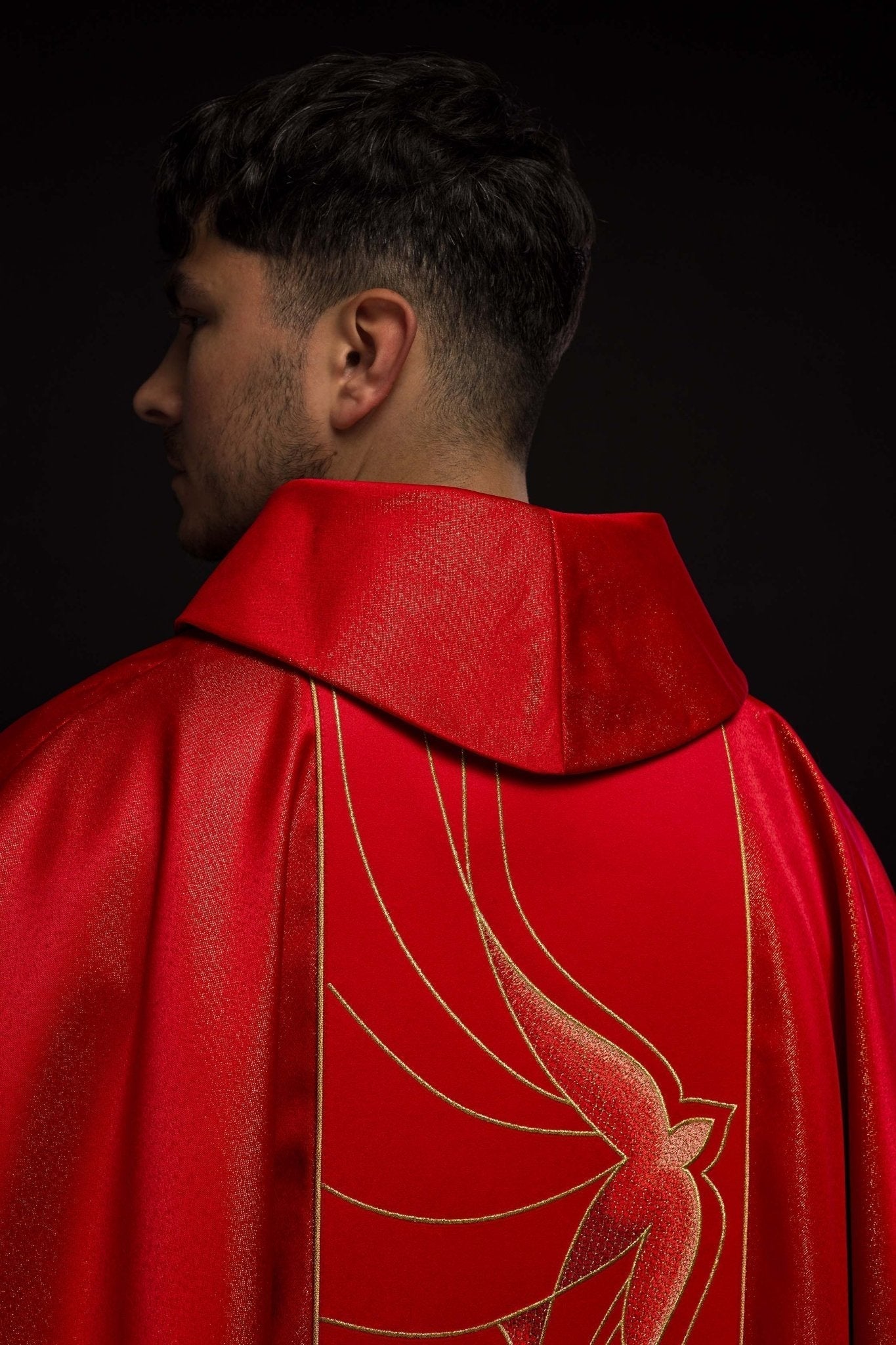Casulla roja ricamente bordada