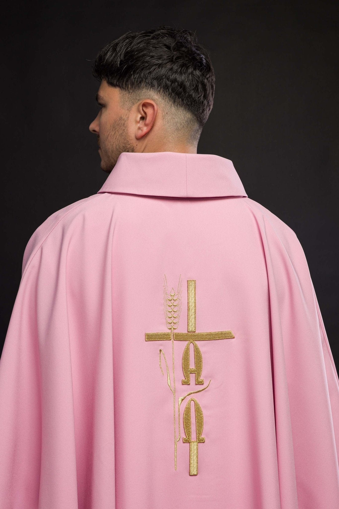 Casulla rosa con bordado Cruz, Alfa y Omega