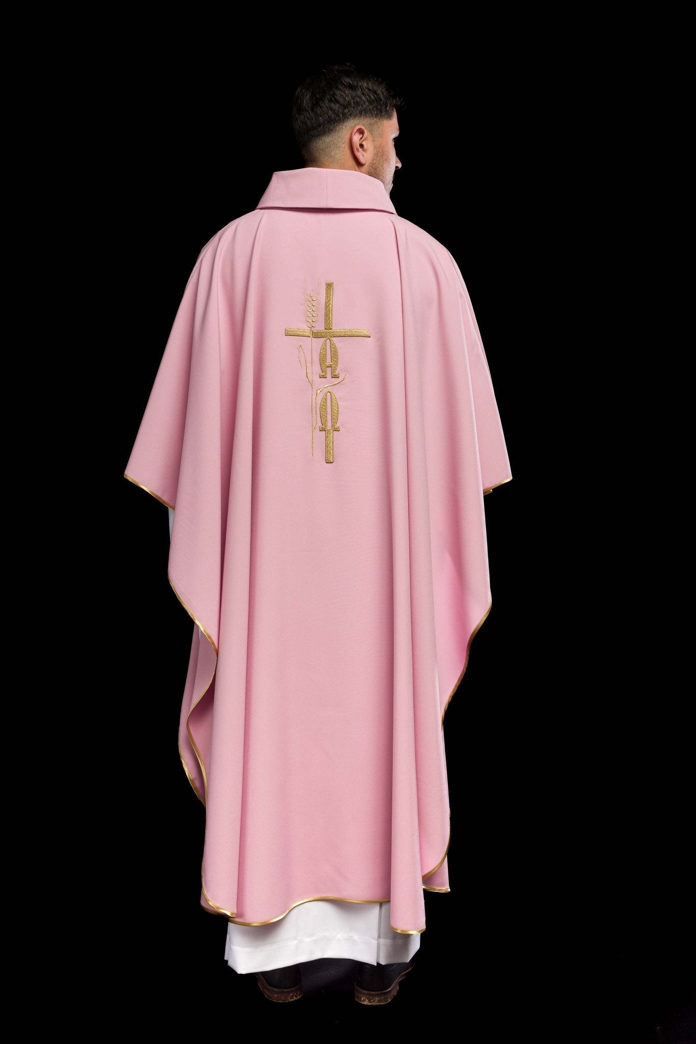Casulla rosa con bordado Cruz, Alfa y Omega