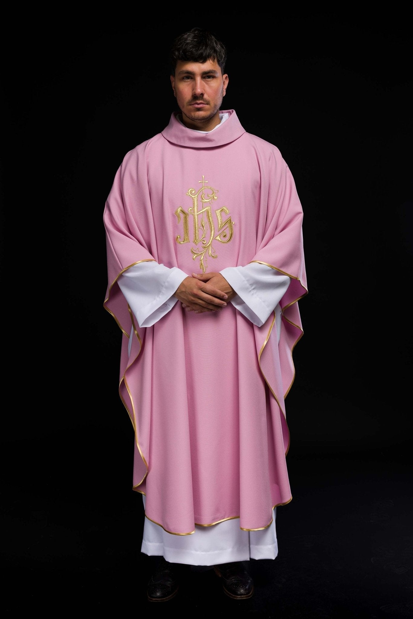 Casulla rosa con bordado dorado IHS