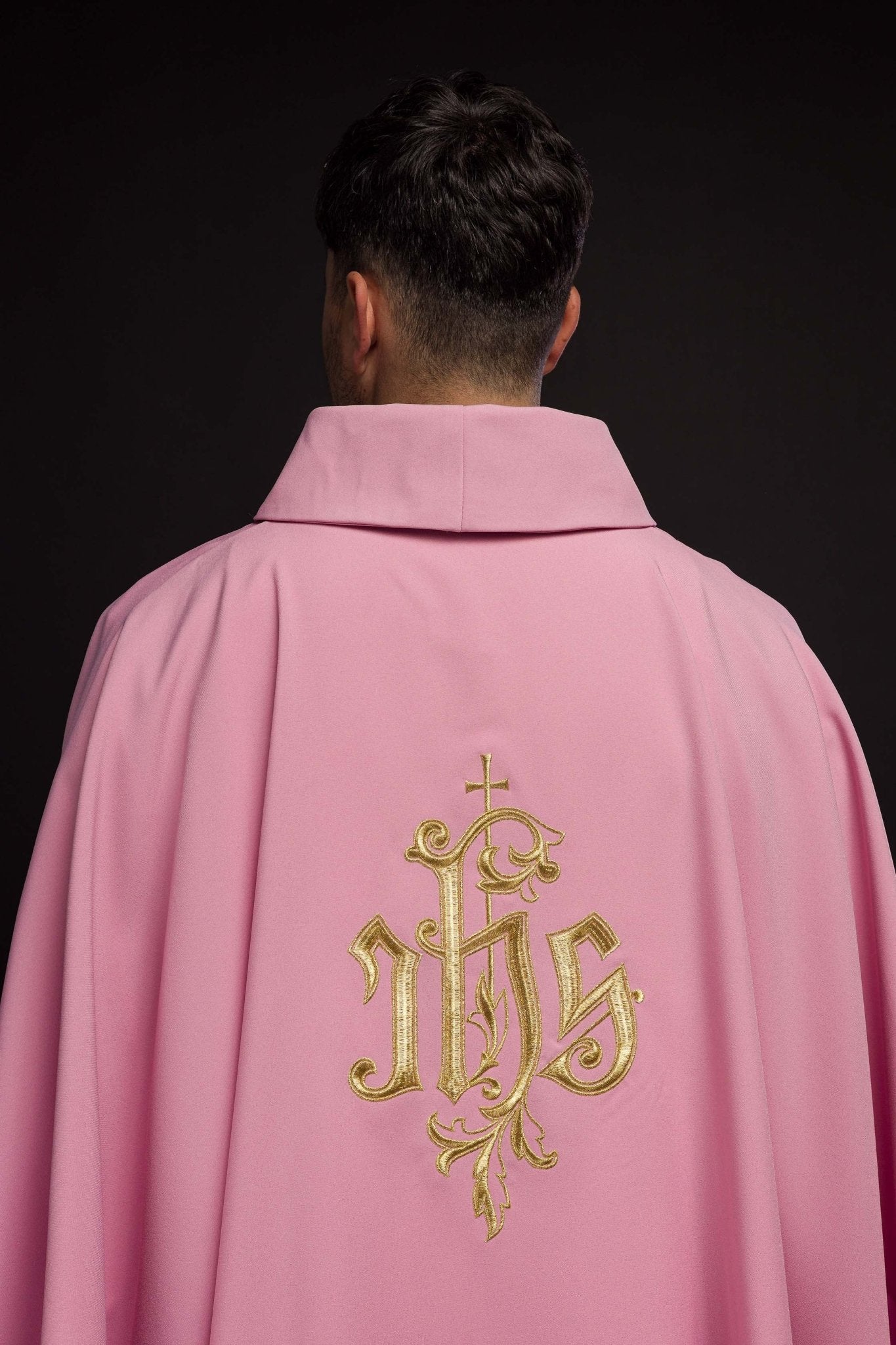 Casulla rosa con bordado dorado IHS