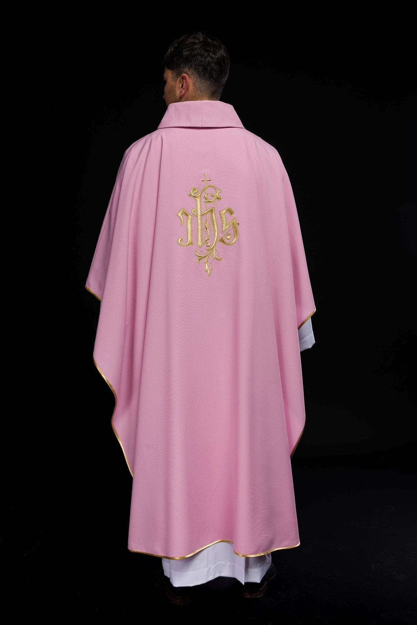 Casulla rosa con bordado dorado IHS