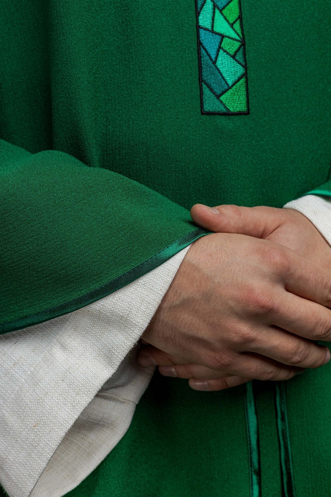 Casulla verde con bordado Cruz
