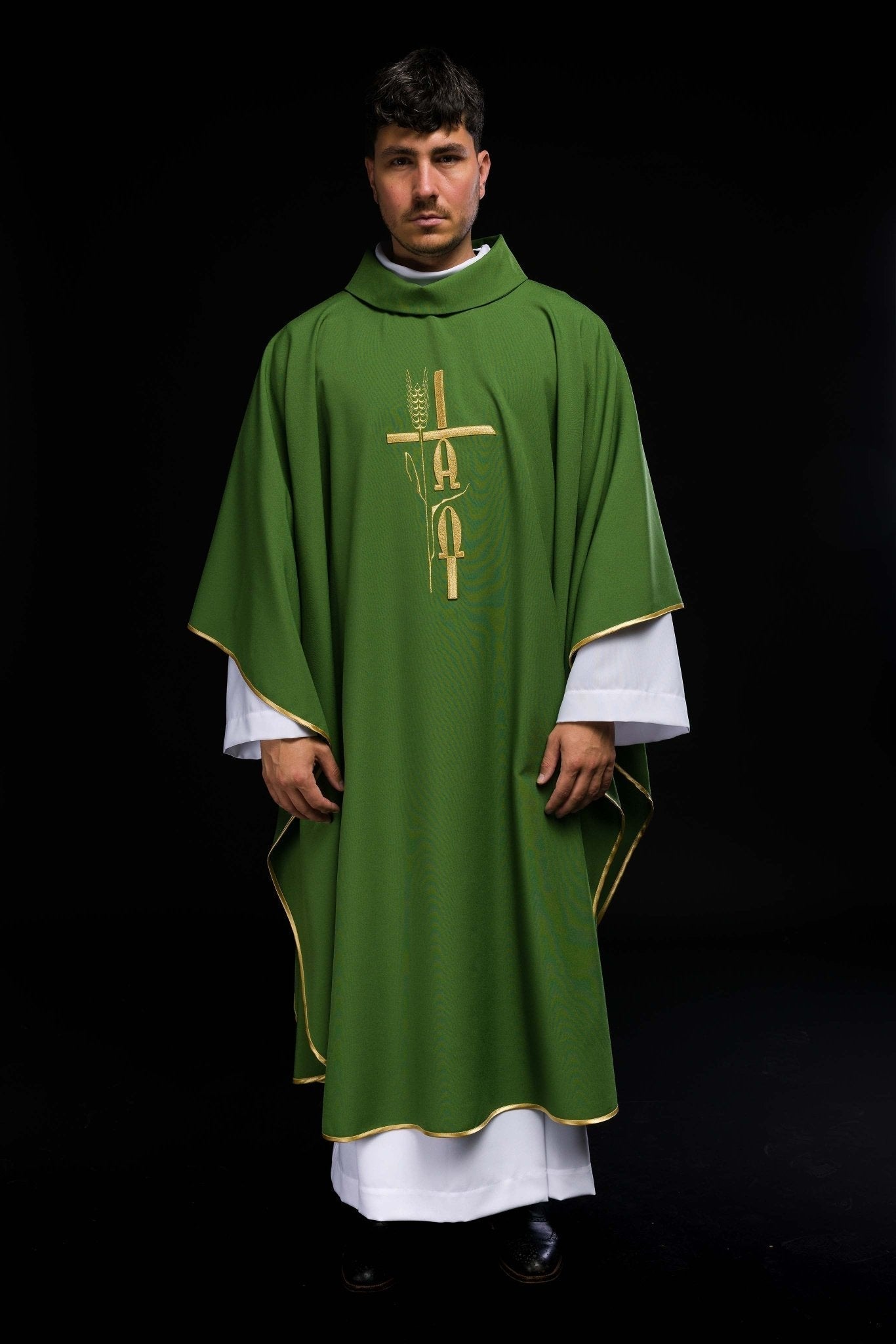 Casulla verde con bordado Cruz, Alfa y Omega