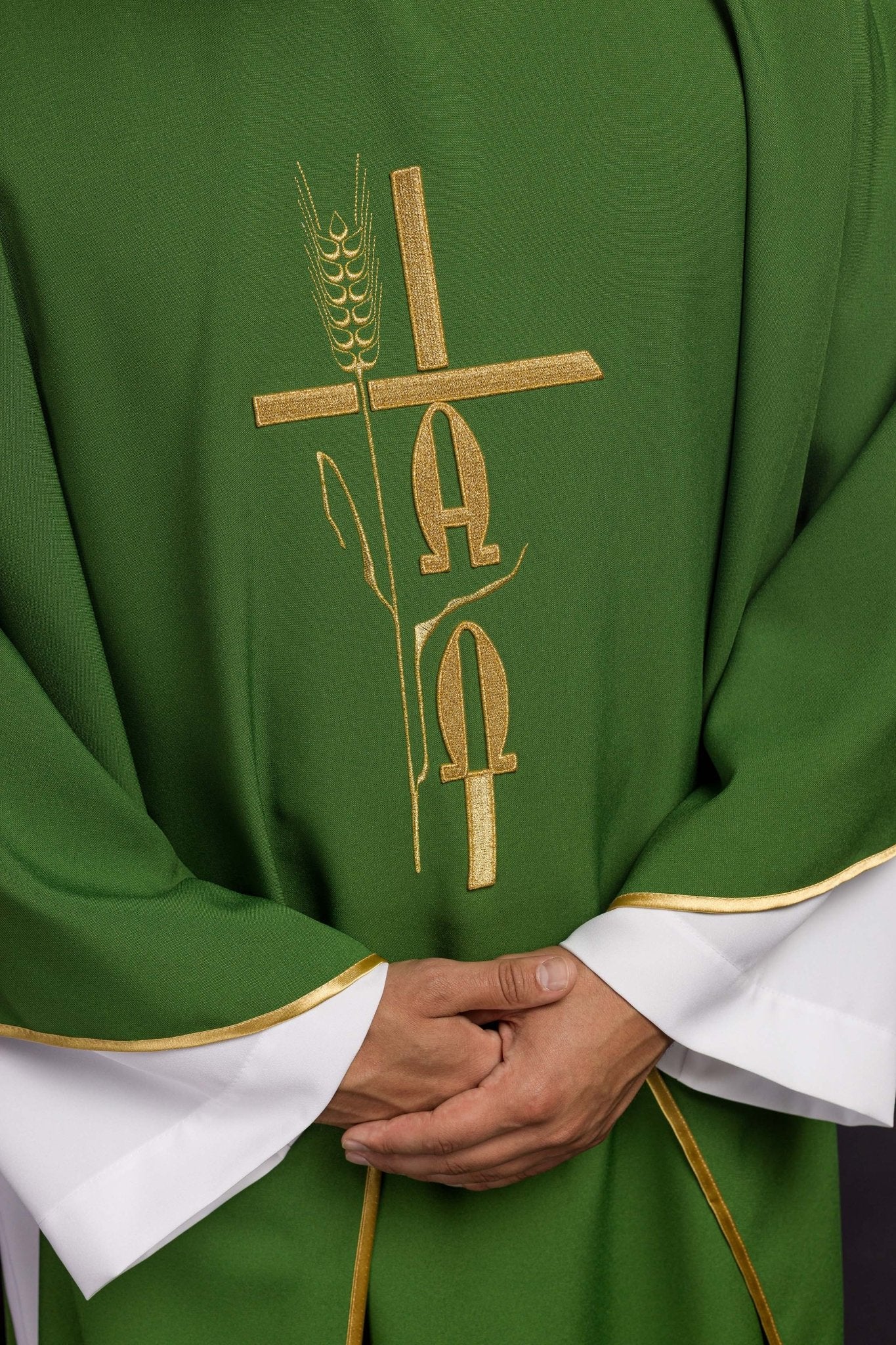 Casulla verde con bordado Cruz, Alfa y Omega