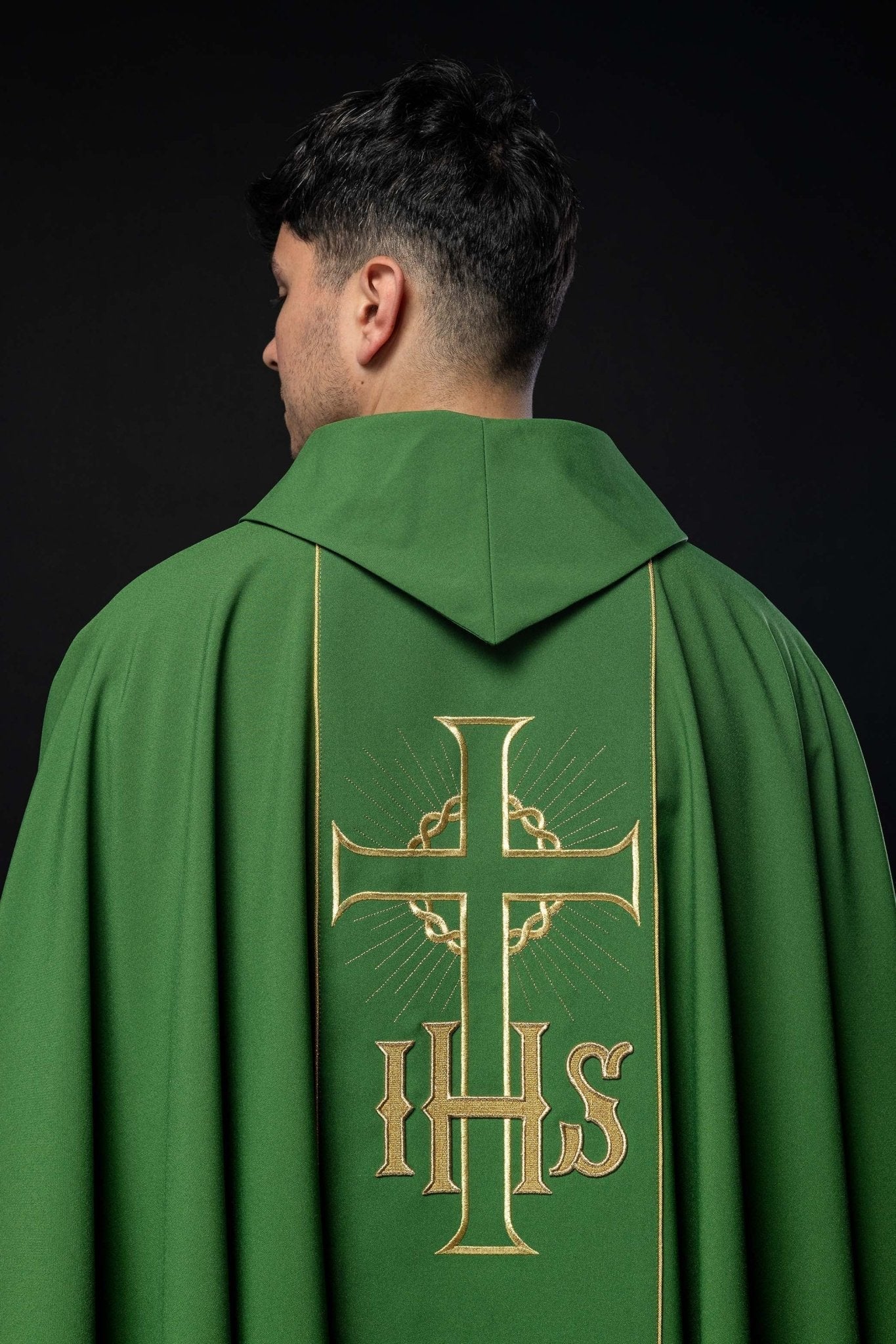 Casulla verde con bordado Cruz, IHS y hojas de vid