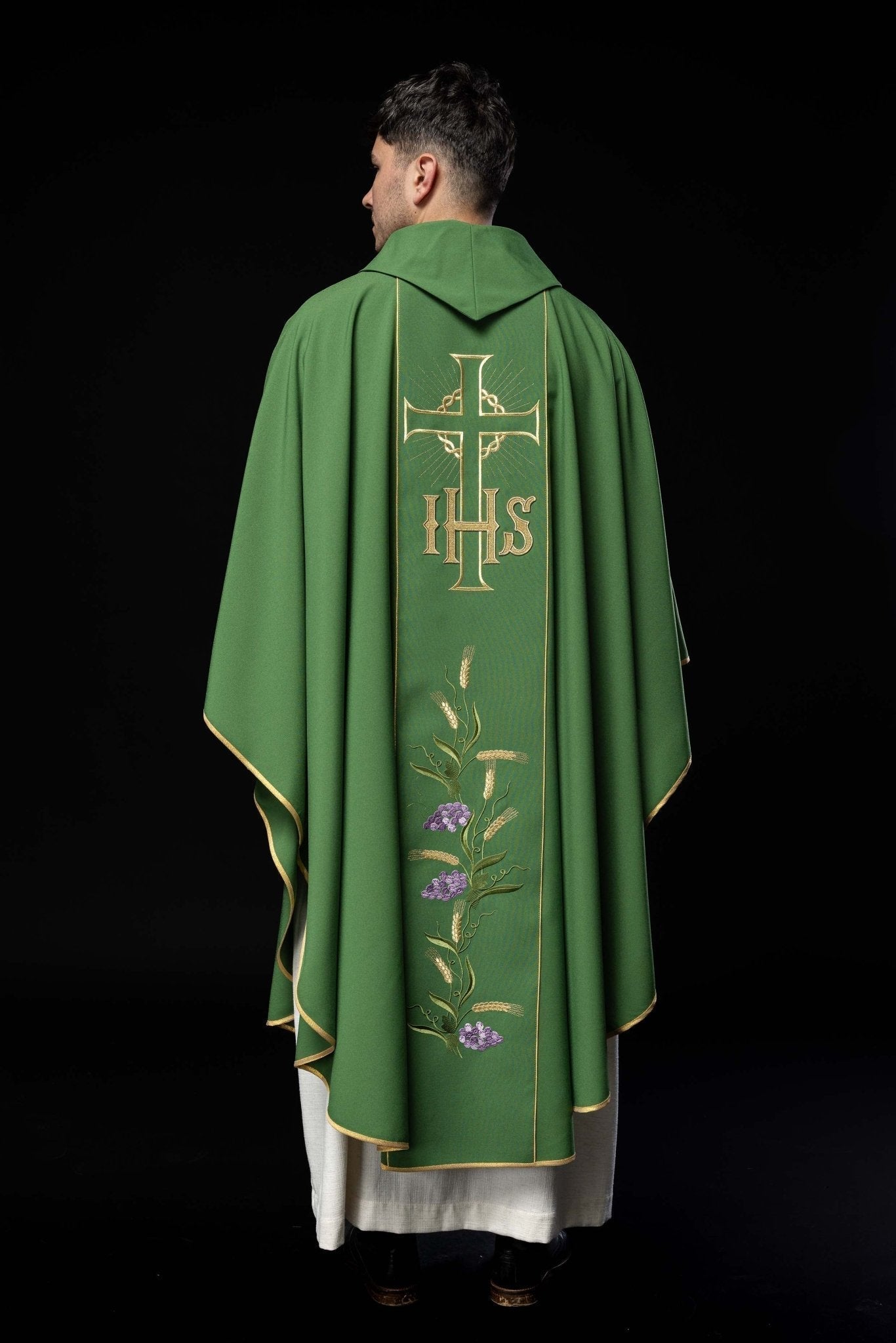 Casulla verde con bordado Cruz, IHS y hojas de vid