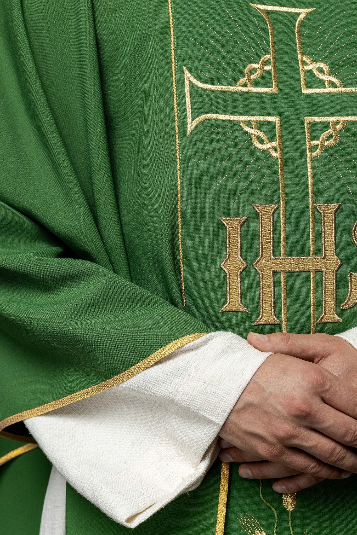 Casulla verde con bordado Cruz, IHS y hojas de vid