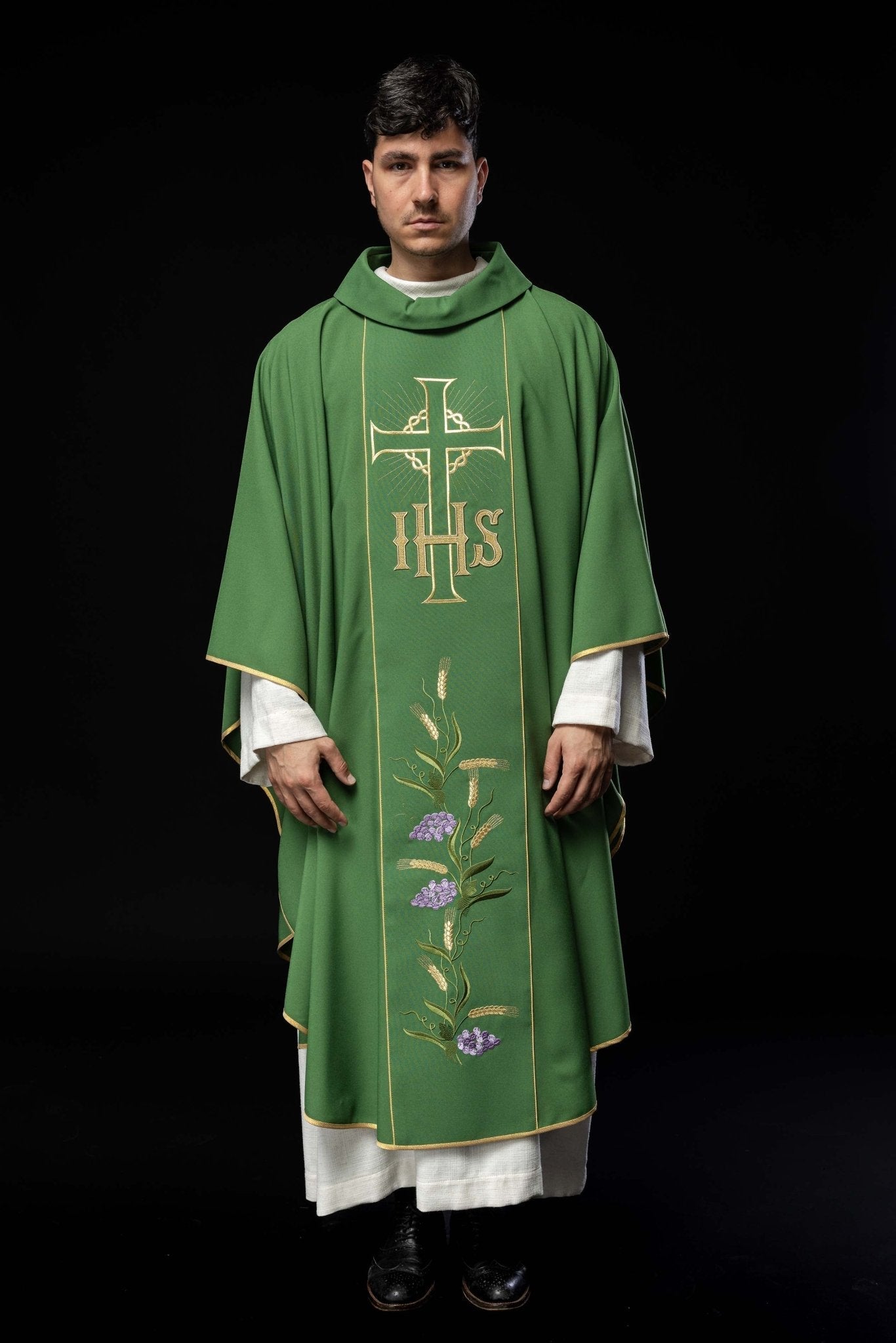 Casulla verde con bordado Cruz, IHS y hojas de vid