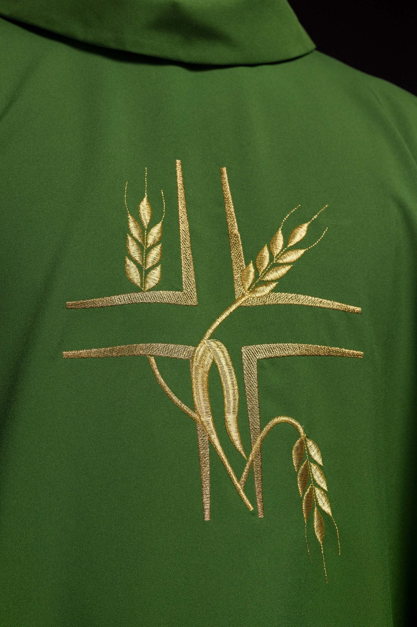 Casulla verde con bordado Cruz y Espigas
