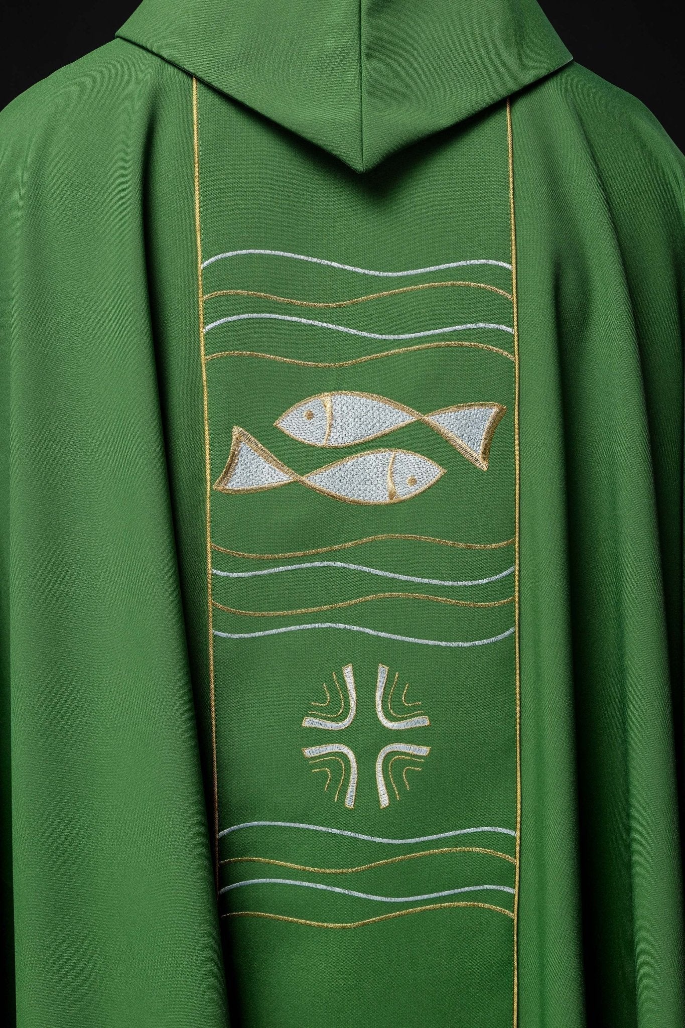 Casulla verde con bordado Cruz y Pez