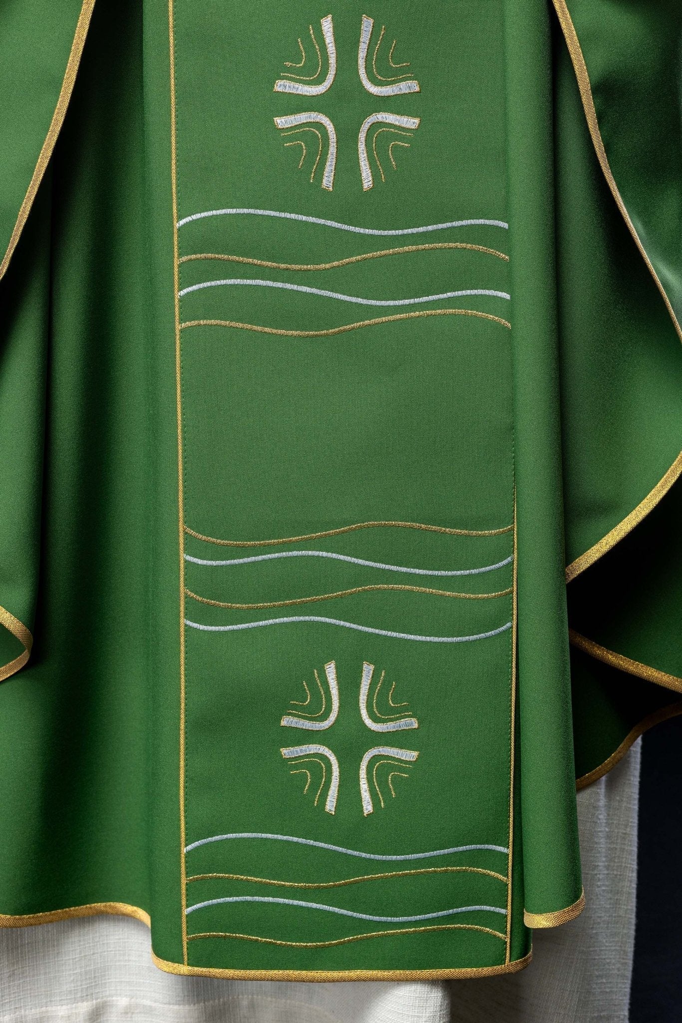 Casulla verde con bordado Cruz y Pez