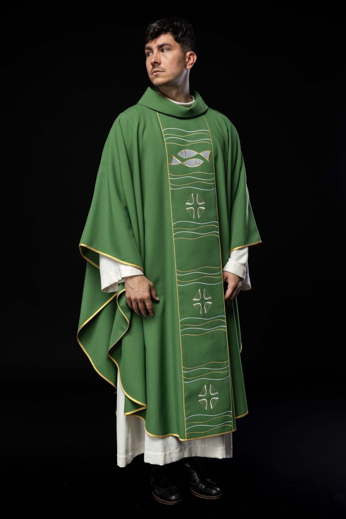 Casulla verde con bordado Cruz y Pez