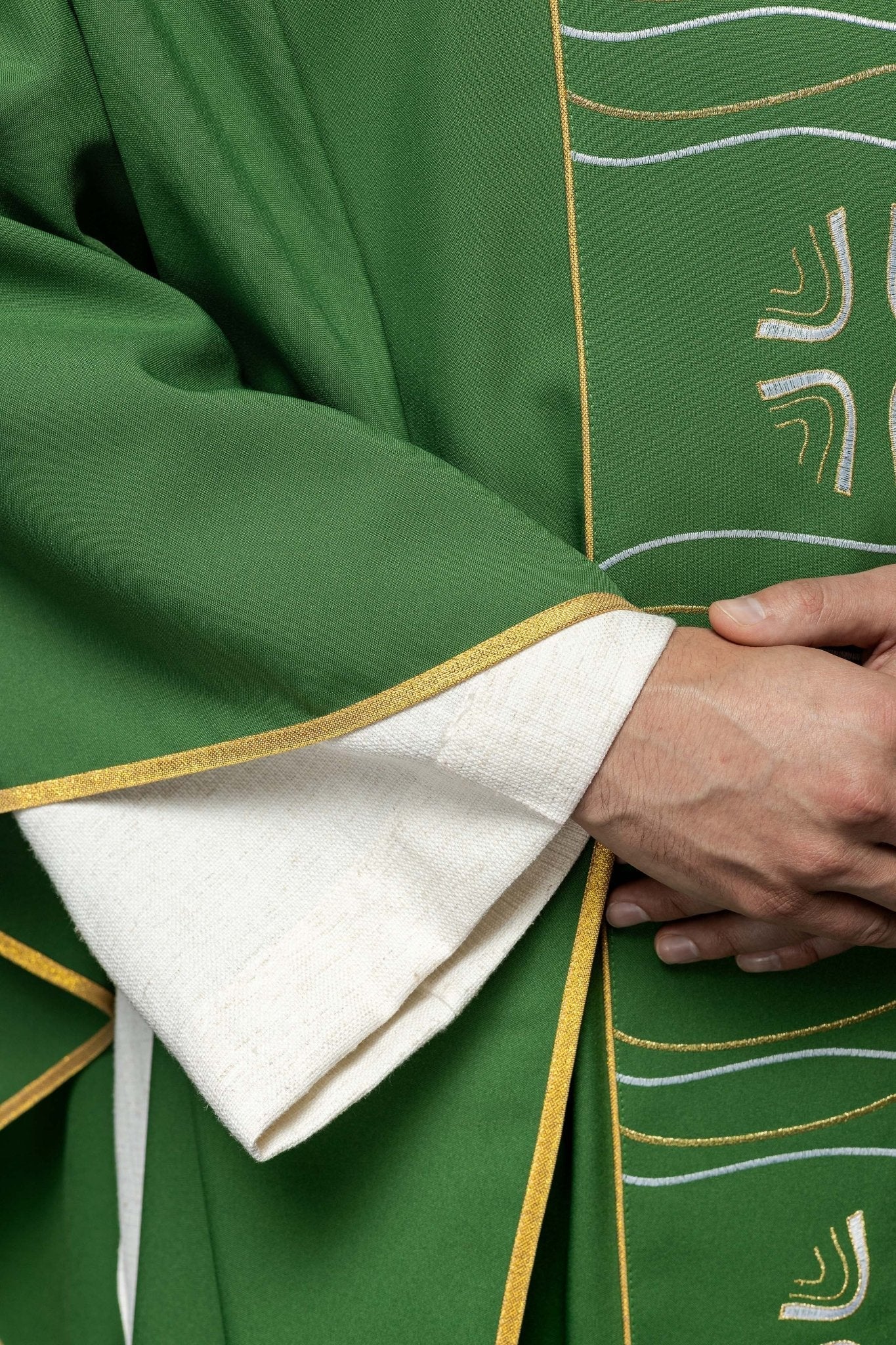 Casulla verde con bordado Cruz y Pez