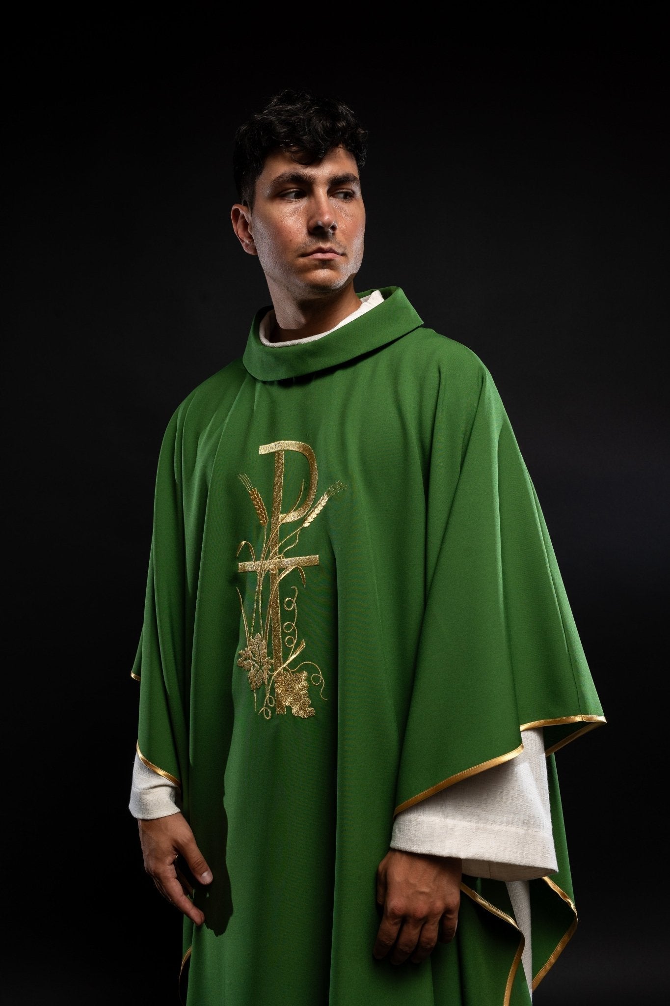 Casulla verde con bordado dorado Cruz
